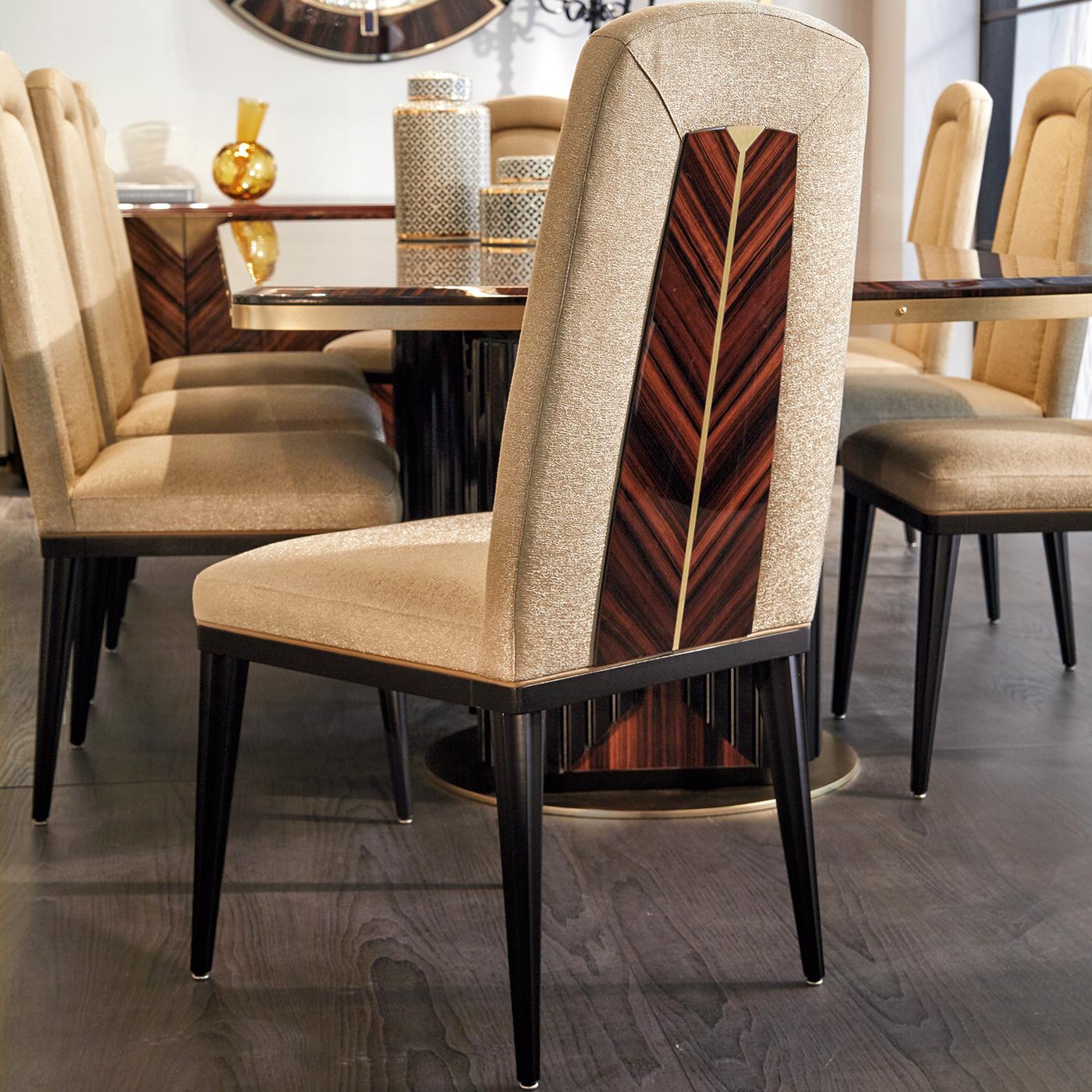 Der Denice Chair ist eine bezaubernde Ergänzung für ein Schlafzimmer im Vintage-Stil und besteht aus Makassar-Ebenholz mit einer glänzenden Oberfläche, die die natürliche Schönheit des Holzes hervorhebt. Der Stuhl steht auf spitz zulaufenden
