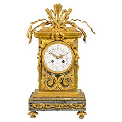 Pendule de cheminée Deniere en bronze doré dans le goût Louis XVI. 