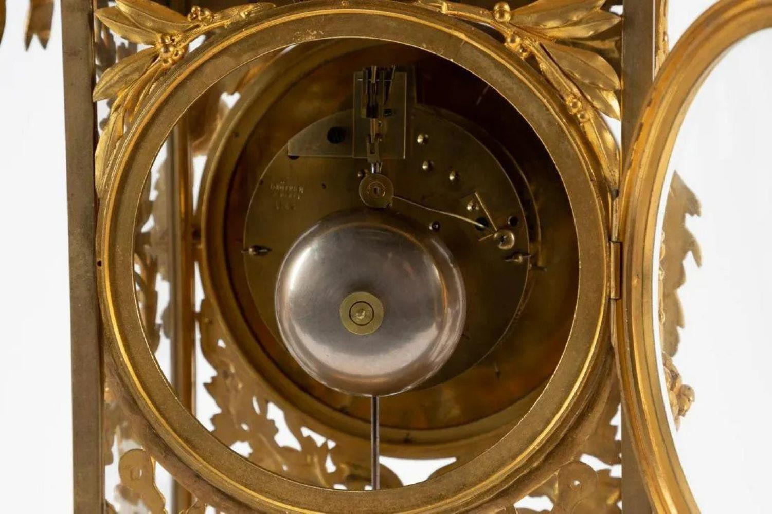 Pendule de cheminée en bronze doré de style Louis XVI, France, datant d'environ 1870 en vente 1