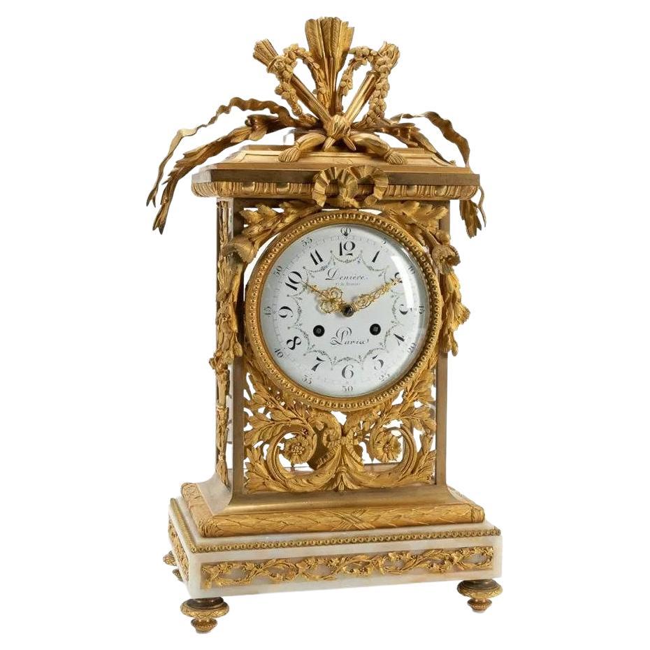 Pendule de cheminée en bronze doré de style Louis XVI, France, datant d'environ 1870 en vente