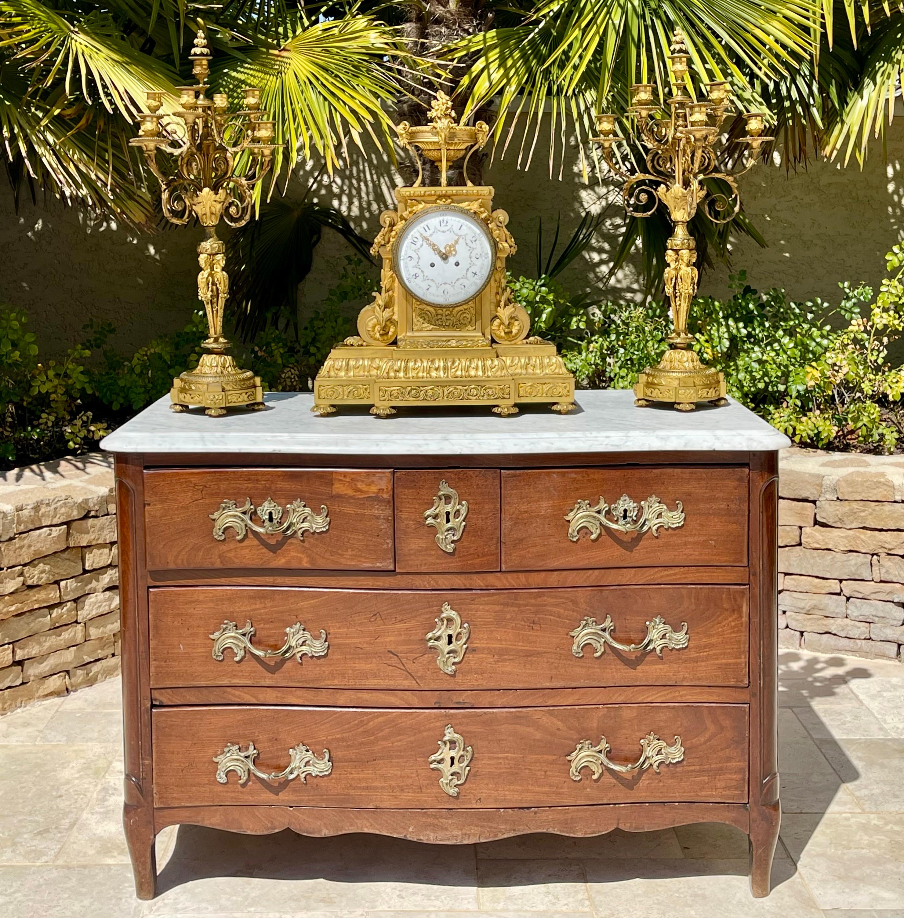 Accessori in bronzo dorato del periodo di Napoleone III risalenti al XIX secolo. Orologio molto bello con cornice smaltata con numeri arabi firmati Denières decorati con ghirlande di fiori. 
 
 Dimensioni 
 Orologio - Altezza 63 cm x Larghezza 51,5