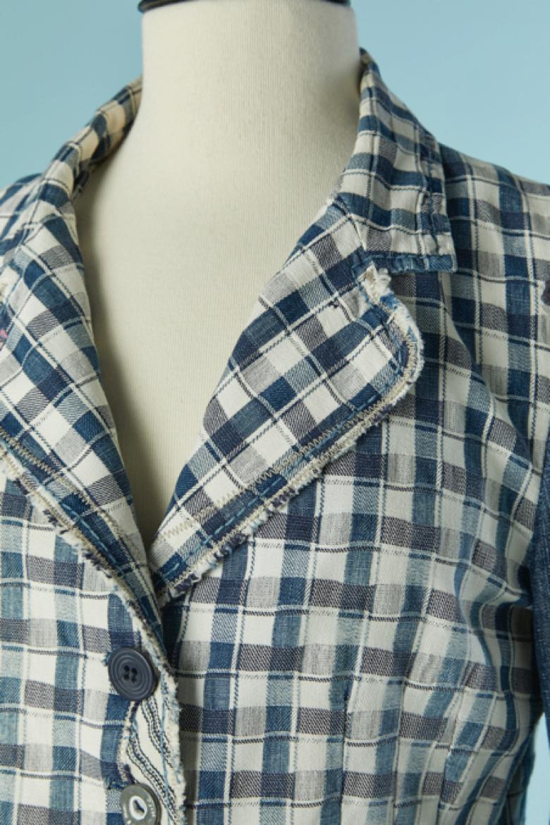 Giacca monopetto in denim e tessuto a quadri. Composizione del tessuto a quadri: 69% cotone, 22% poliestere, 8% lino. 
Chiusura con bottoni misti e abbinati sul davanti e sui polsini. Viene fornito un pulsante extra. 
Tasca su entrambi i