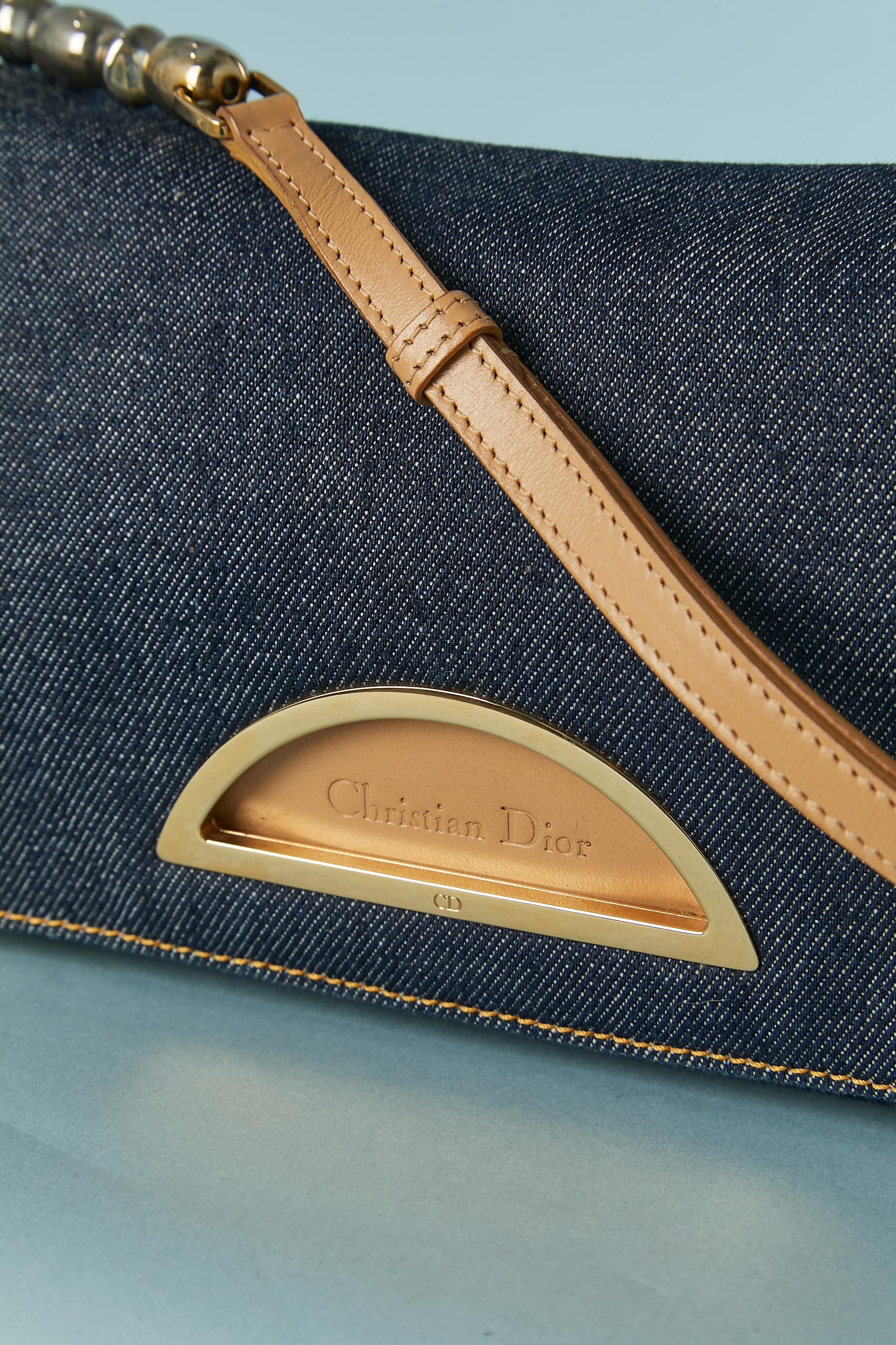 Denim and leather shoulder bag with gold metal hardware. Polyester lining. Authenticity card provided and number inside : MA-1929
One inside pocket with zip closure.
Adjustable shoulder strap.2 snaps closure under the flap.
SIZE 26cm X 12cm X 4cm