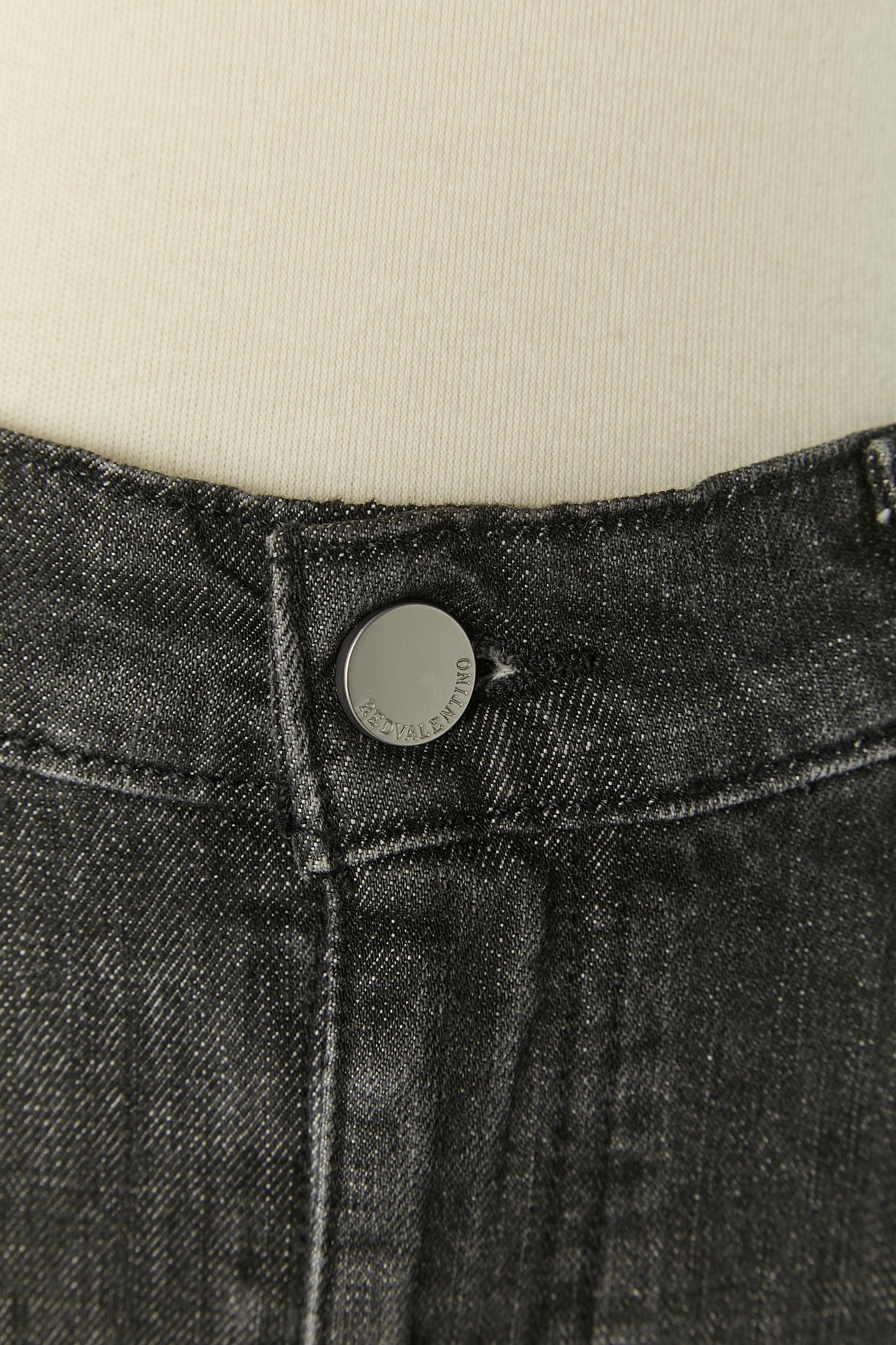 Rock aus Denim und Tüll. Zusammensetzung des Denim-Stoffes: 98% Baumwolle, 2% Elastan. Zusammensetzung des Tülls: 100% Nylon. 
Markenknopf, Knopfloch und Reißverschluss in der oberen Mitte der Vorderseite + Markennieten.
GRÖSSE 40 M/L 