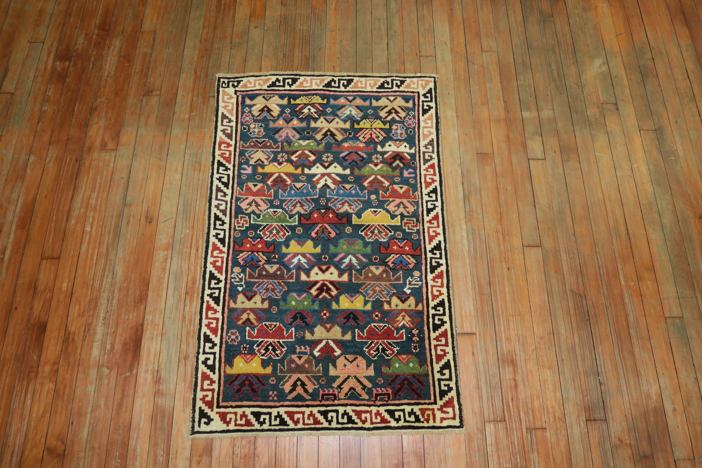 Ein süßer kaukasischer Kuba-Teppich aus den 1920er Jahren mit einem hübschen jeansblauen Grund und Akzenten in erdigem Senf, Rost, Braun und sanften Rottönen.

Maße: 2'6'' x 3'11''

Antike kaukasische Teppiche aus dem Dorf Schirwan gelten immer