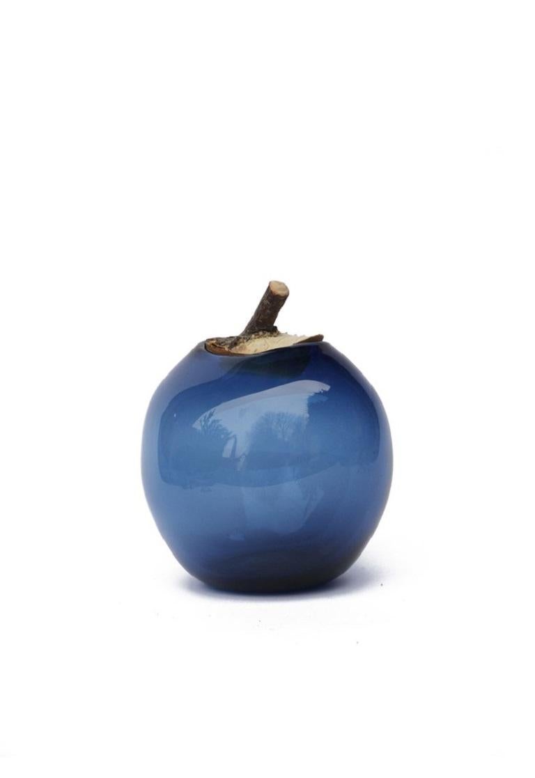 Denim blue branch bowl II, Pia Wüstenberg.
Dimensions: D 16-18 x H 20.
Materials: glass, wood.
Available in other colors.

A playful jar, with a lid made from a branch stub following the curvature of the glass. Branch Bowls are blown without a
