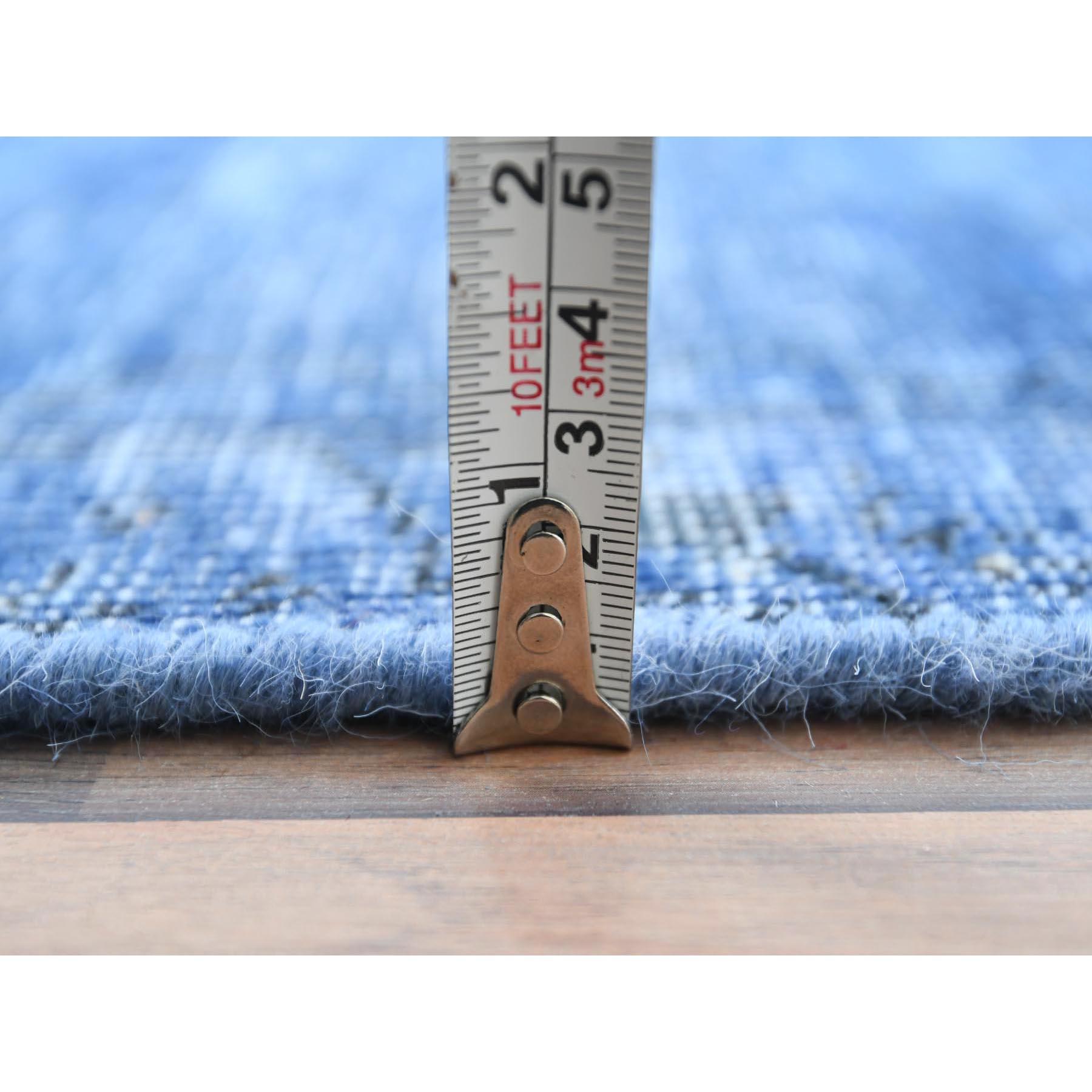 Tapis en denim bleu de Tabriz persan ancien porté, look rustique, noué à la main, en laine en vente 3