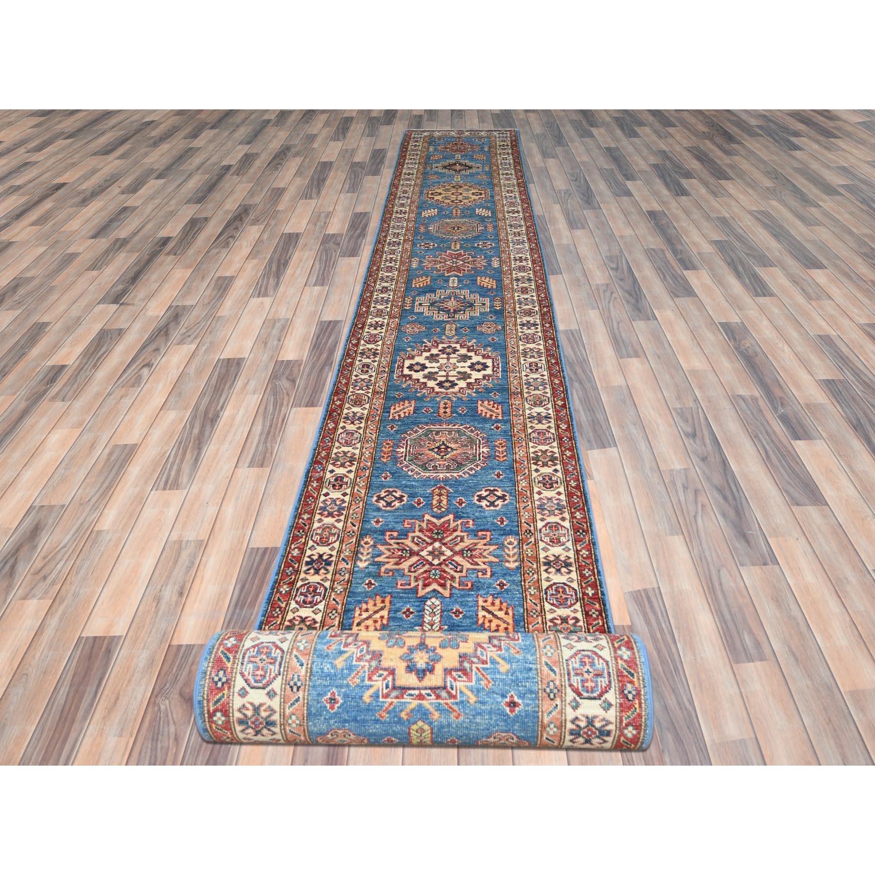 Ce fabuleux tapis noué à la main a été créé et conçu pour une résistance et une durabilité accrues. Ce tapis a été fabriqué à la main pendant des semaines selon la méthode traditionnelle qui est utilisée pour faire des
Taille exacte du tapis en