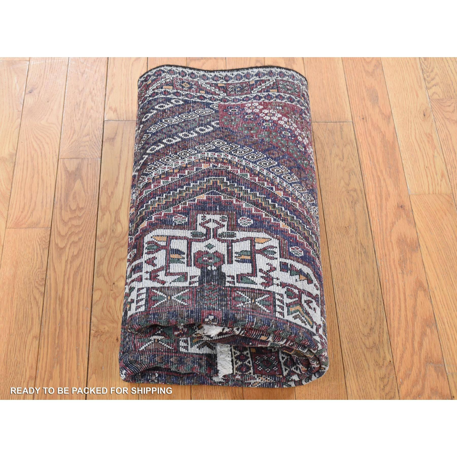 Milieu du XXe siècle Tapis persan Shiraz vintage en denim bleu à motif complexe noué à la main en vente