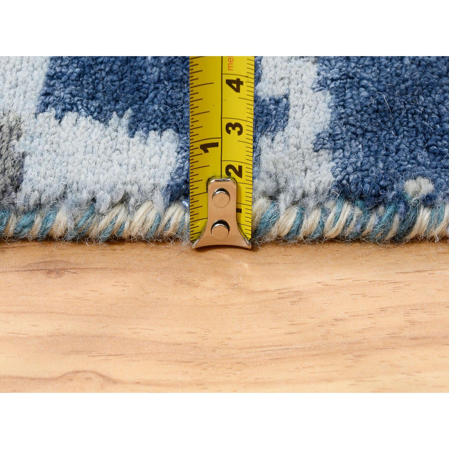 Tapis noué à la main en laine et soie bleu avec motif abstrait taupe 10'x10'1