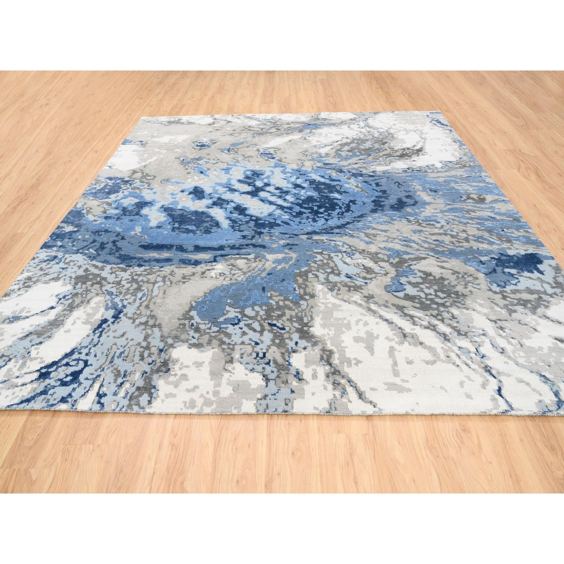 Moderne Tapis noué à la main en laine et soie bleu avec motif abstrait taupe 10'x10'1