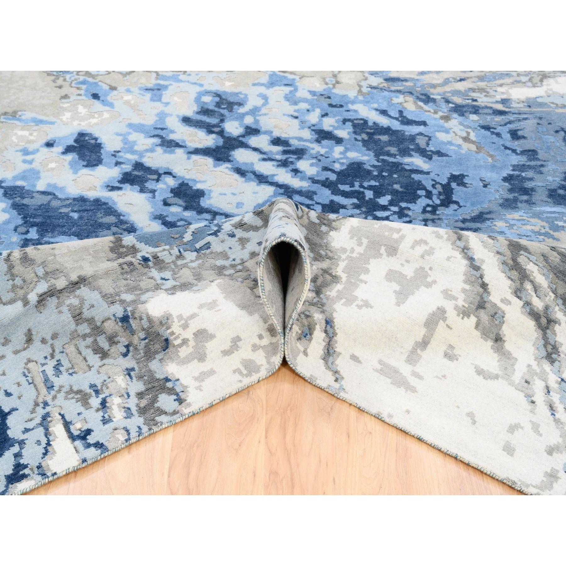Tapis noué à la main en laine et soie bleu avec motif abstrait taupe 10'x10'1