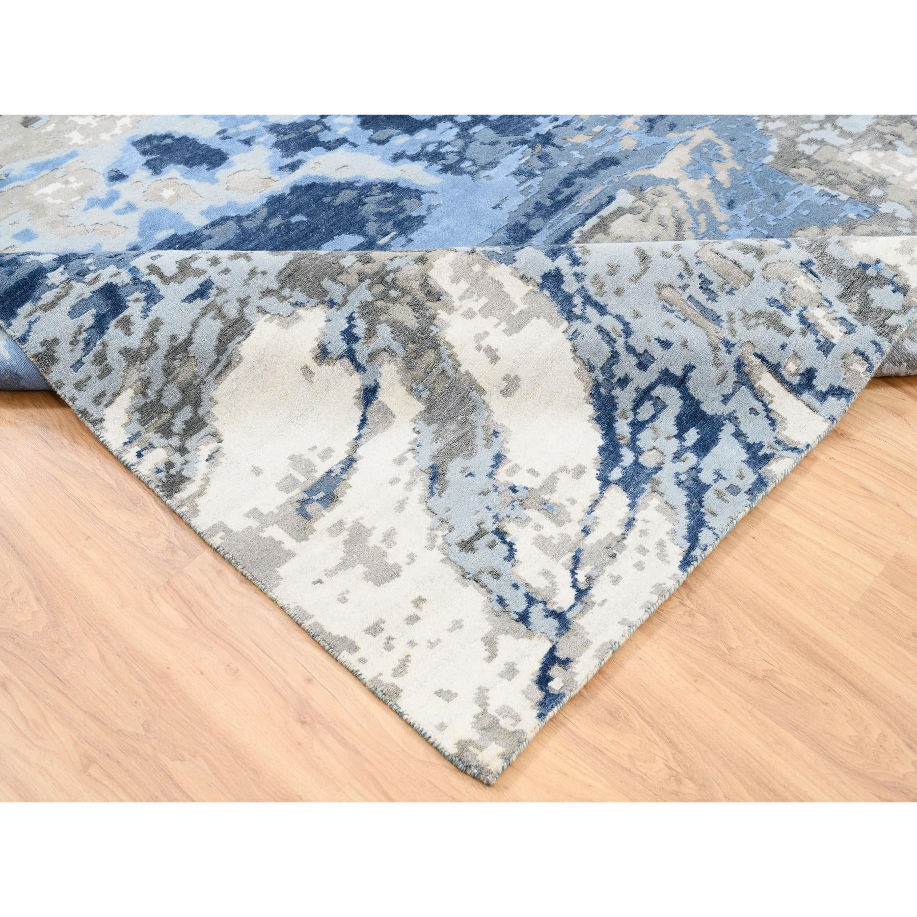 XXIe siècle et contemporain Tapis noué à la main en laine et soie bleu avec motif abstrait taupe 10'x10'1