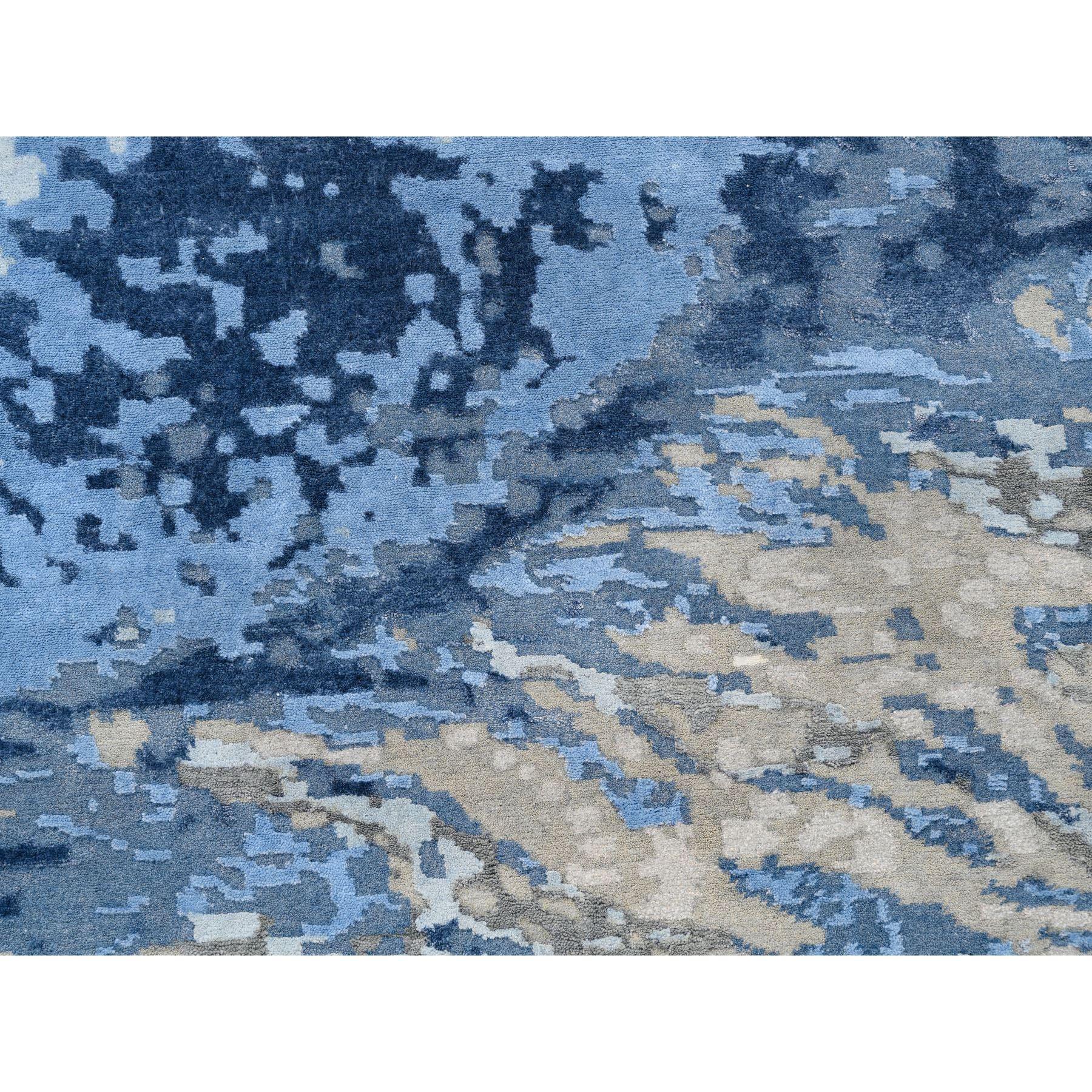Tapis noué à la main en laine et soie bleu avec motif abstrait taupe 10'x10'1