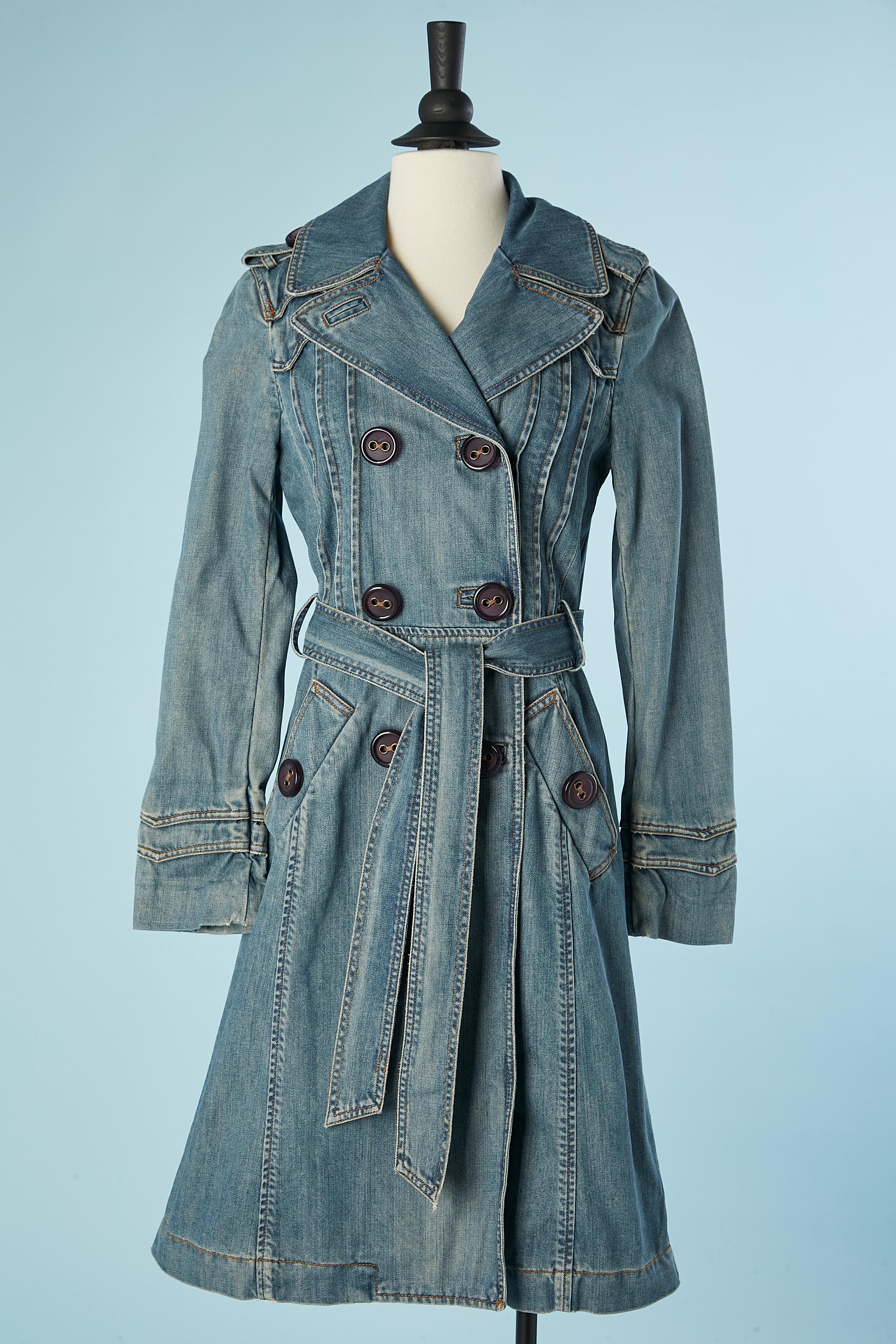 Denim trench-coat. Pockets on both side. Top-stitched. Box-pleat in the middle back in the bottom. Piping inside. 
SIZE S 