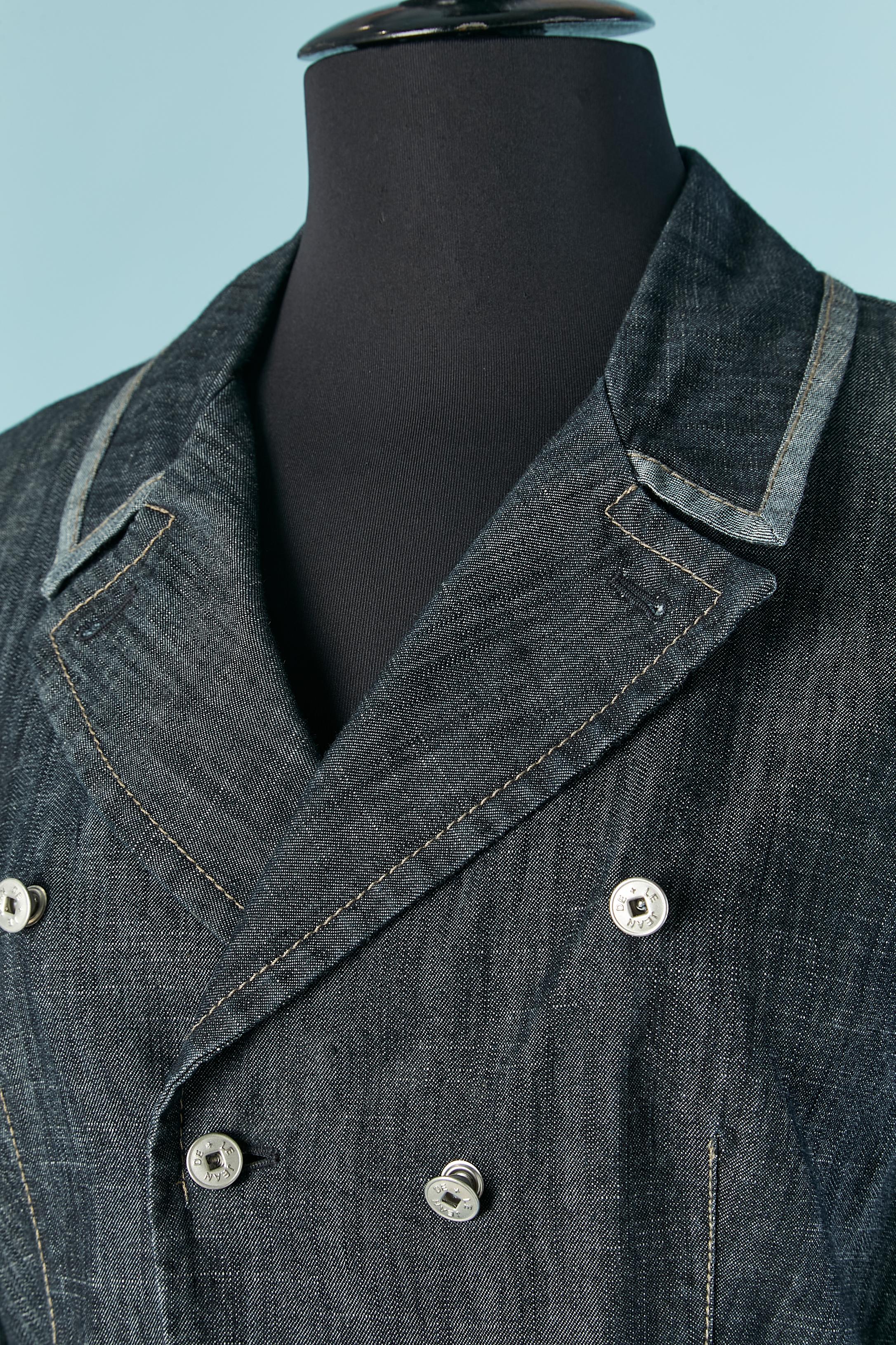 Denim double breasted jacket. Fabric composition: 77% cotton, 23% polyester. 
Branded button and buttonhole closure on the middle front. Pocket on both side.
Total lenght on the front: 70cm
Total lenght on the back : 60cm
SIZE : 42 (It) 38 (Fr) M 