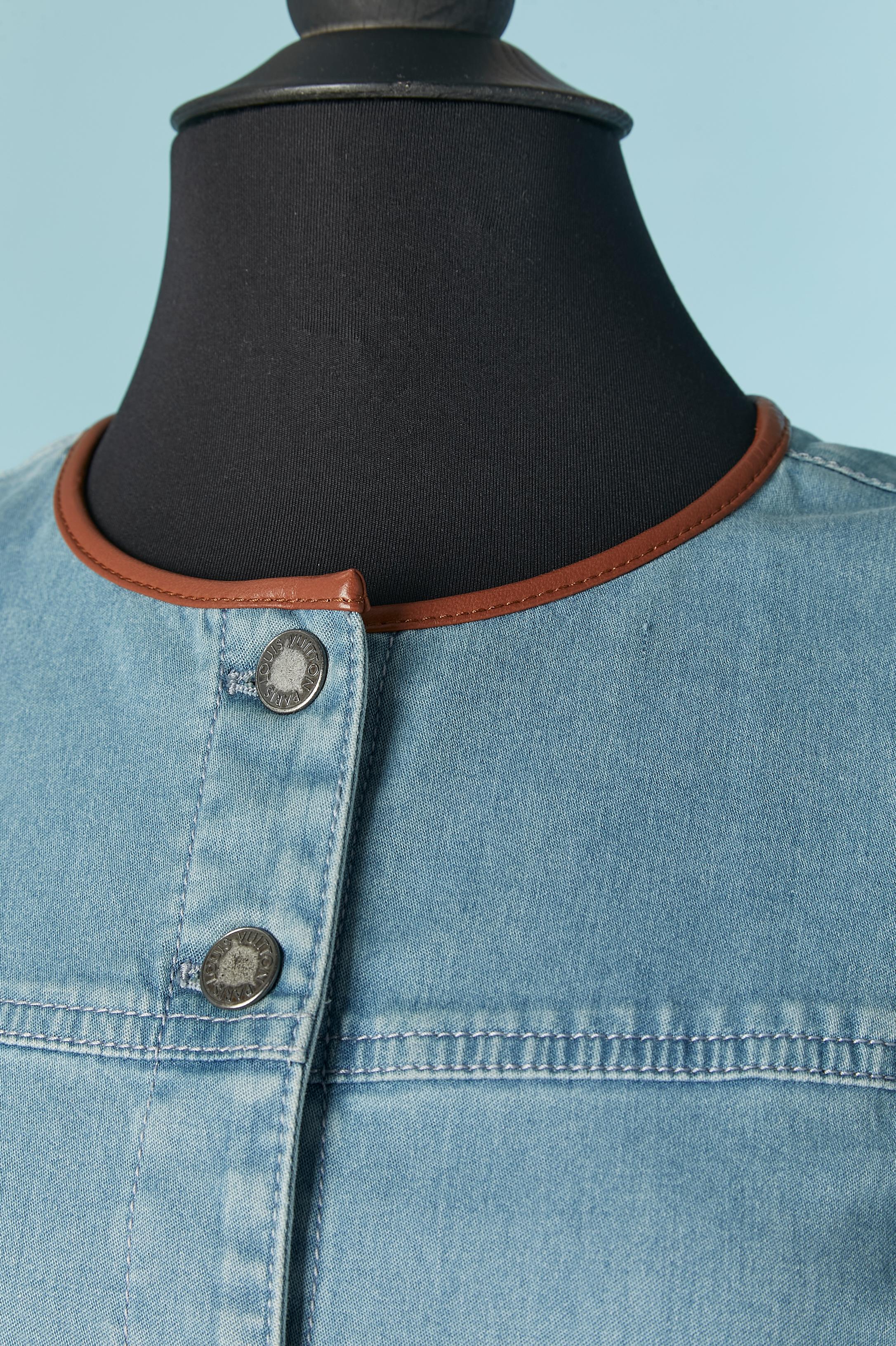 Vestido vaquero con ribetes de piel y monograma cosido en la parte superior. 
Botón y ojal de marca en la parte delantera central y en los puños. Bolsillo en ambos lados y en los puños. Trabajo de corte. Cosido por encima. 
TALLA 36 (Fr) S 