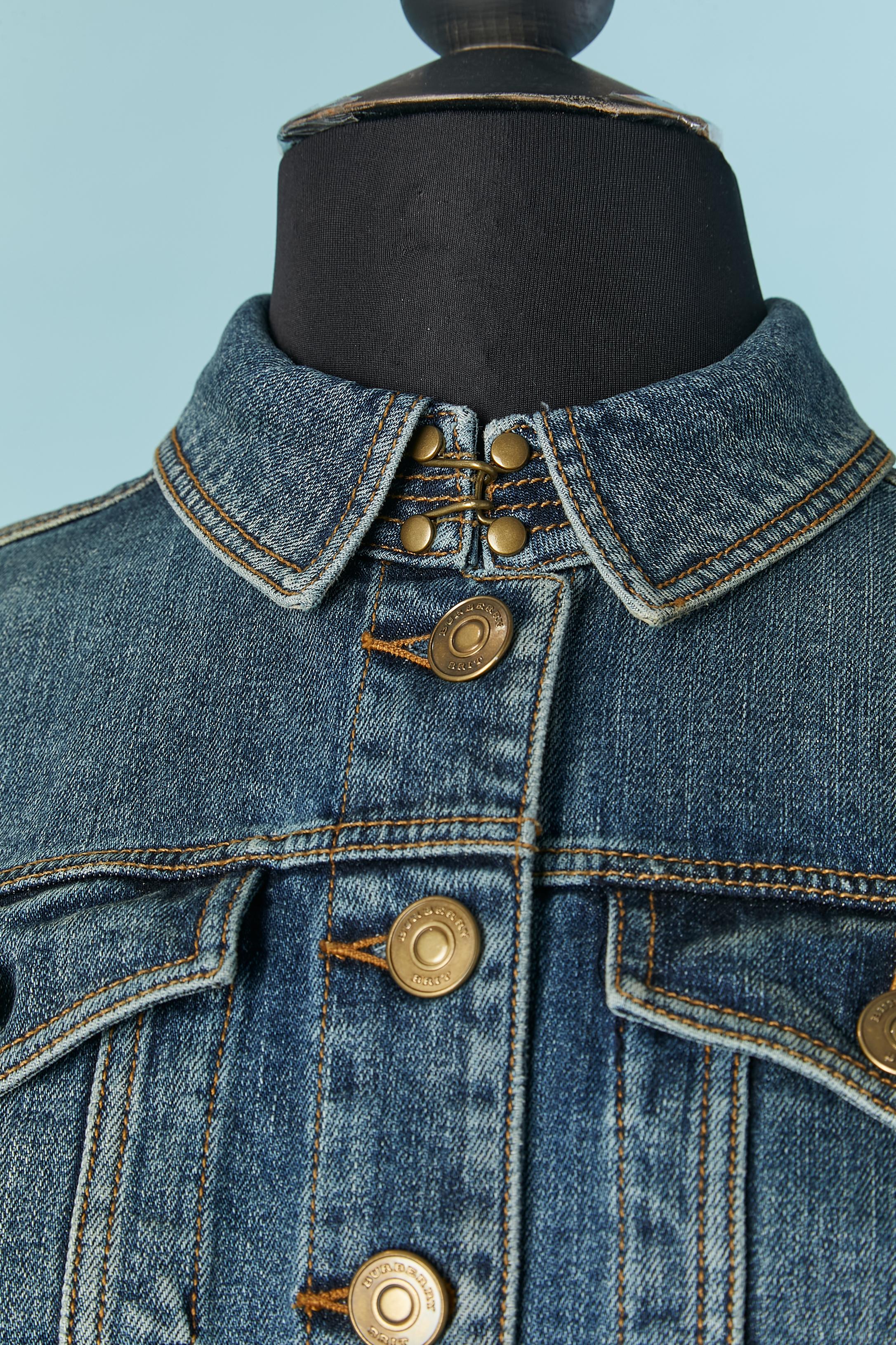 Denim jacket with branded button closure on the middle front and on the side of the waist. Fabric composition: 98% cotton, 2% elastane. Hook&eye closure on the top middle front on the collar.
SIZE 36 / S 