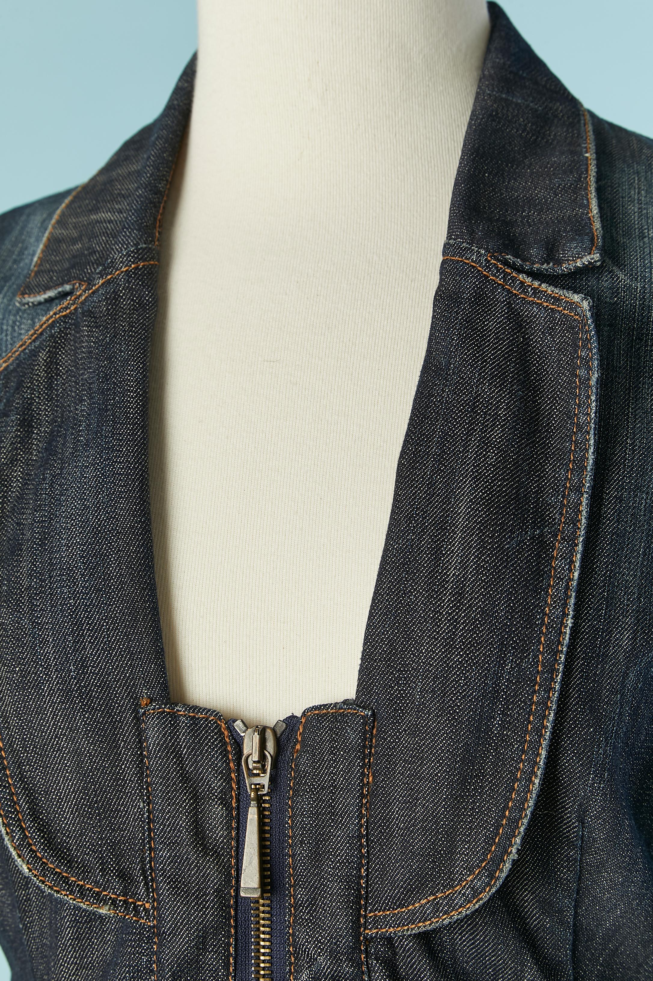 Jeansjacke mit Verzierungen. Materialzusammensetzung: 98% Baumwolle, 2% Stretch
Reißverschluss in der Mitte der Vorderseite. Öse und Strass an der Taille. Abgesteppt und geschnitten.
GRÖSSE 36 (Fr) 6(Us) 