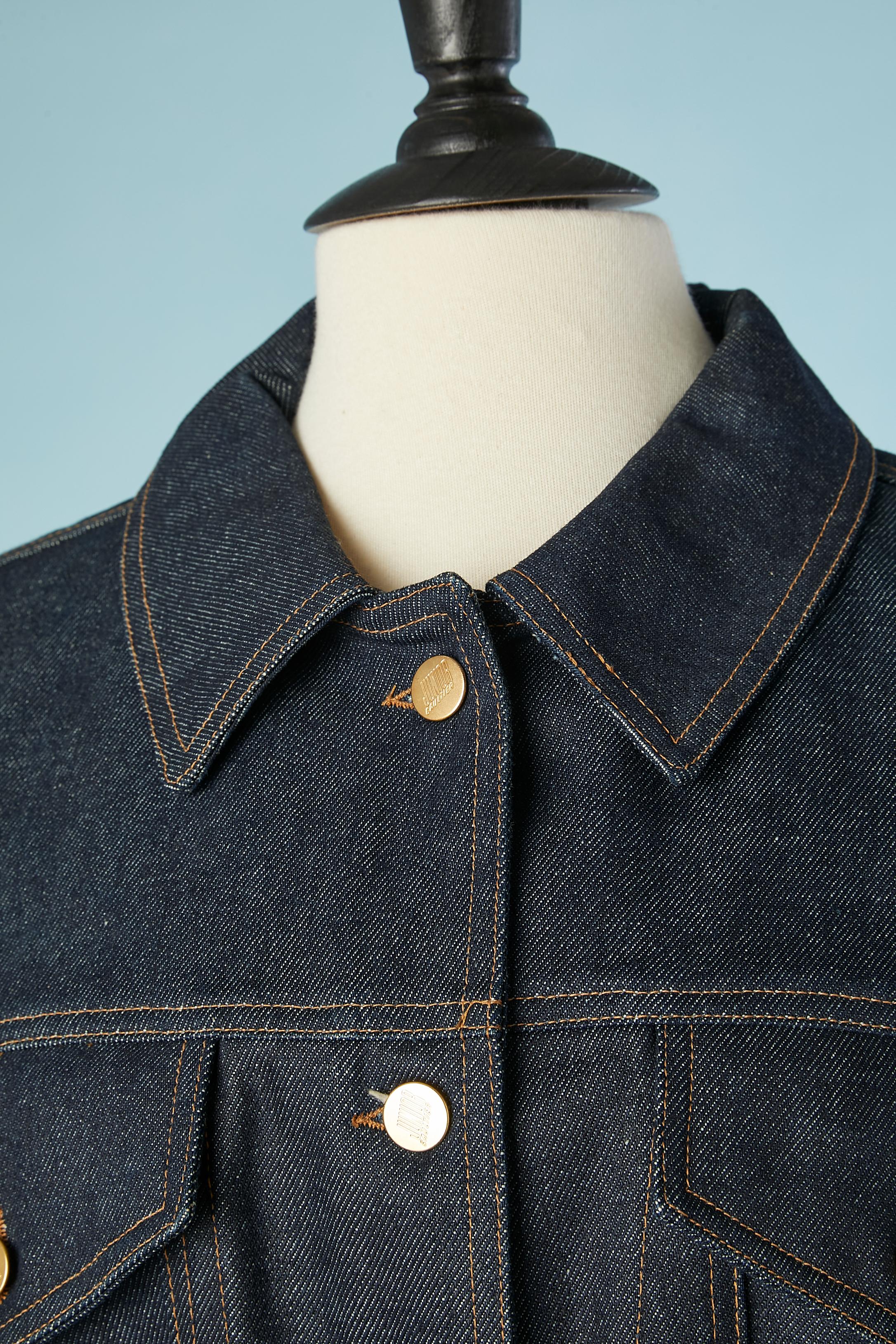 Denim jacket with fitted waist. Branded metalic buttons. White enamel branded plate in the middle front. Belt-loop. Orange thread top-stitched 
SIZE 44 (It) 40 (Fr) 10 (Us)
