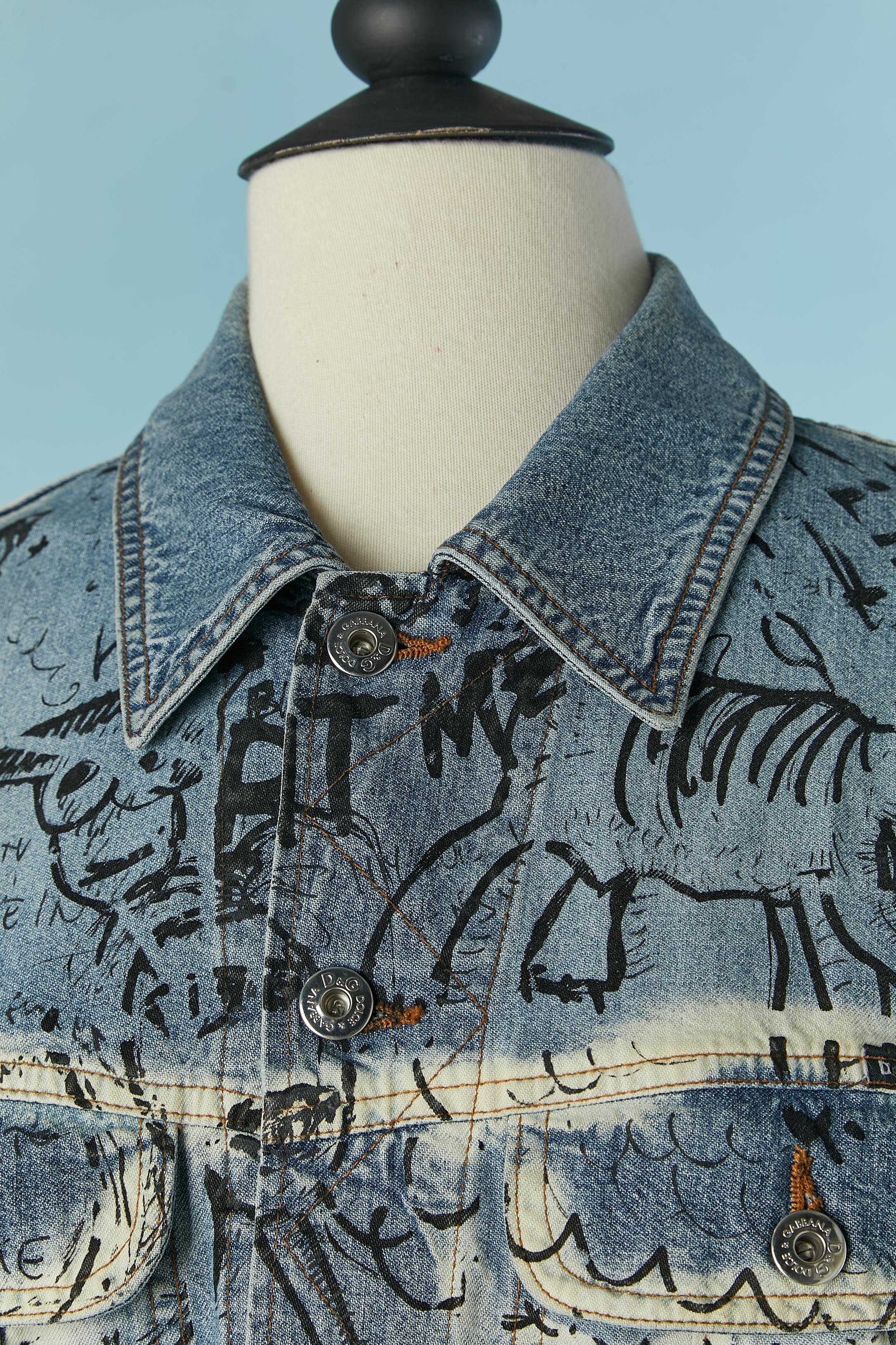 Giacca in denim di cotone con motivo graffiti. Chiusura con bottoni di marca al centro della parte anteriore. 2 bottoni e un'asola sul retro della vita per rimpicciolirla se necessario. 
TAGLIA M 