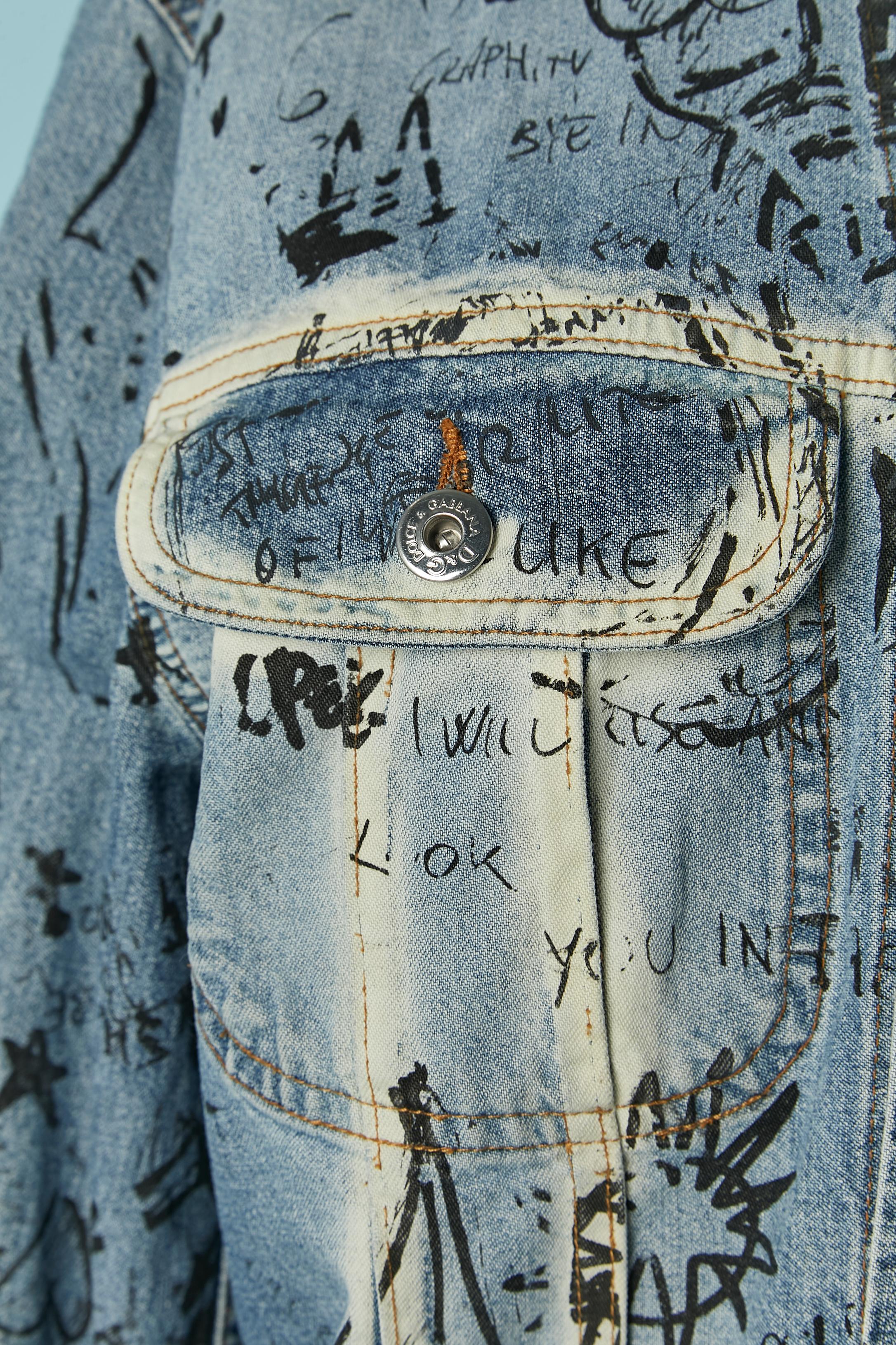 Giacca in denim con motivo graffiti D&G by DOLCE & GABBANA In condizioni ottime in vendita a Saint-Ouen-Sur-Seine, FR
