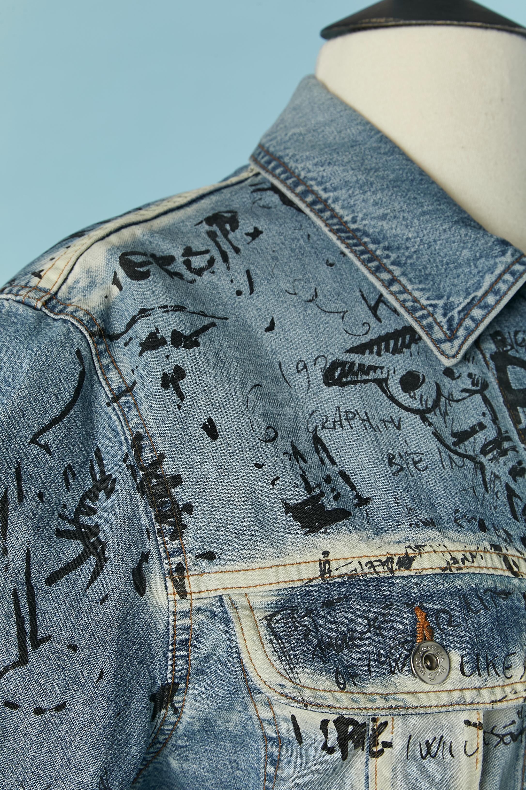 Giacca in denim con motivo graffiti D&G by DOLCE & GABBANA in vendita 2