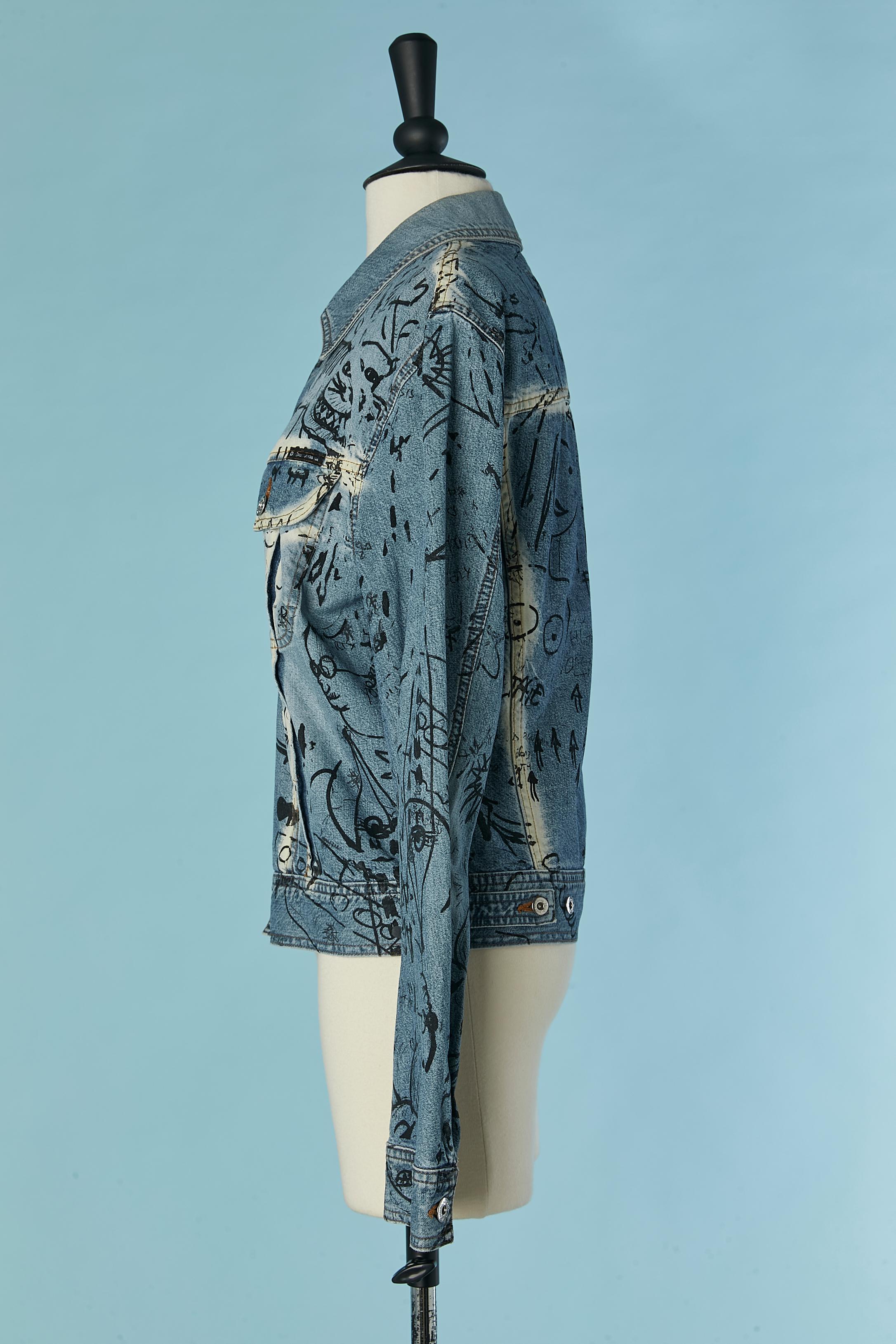 Giacca in denim con motivo graffiti D&G by DOLCE & GABBANA in vendita 3
