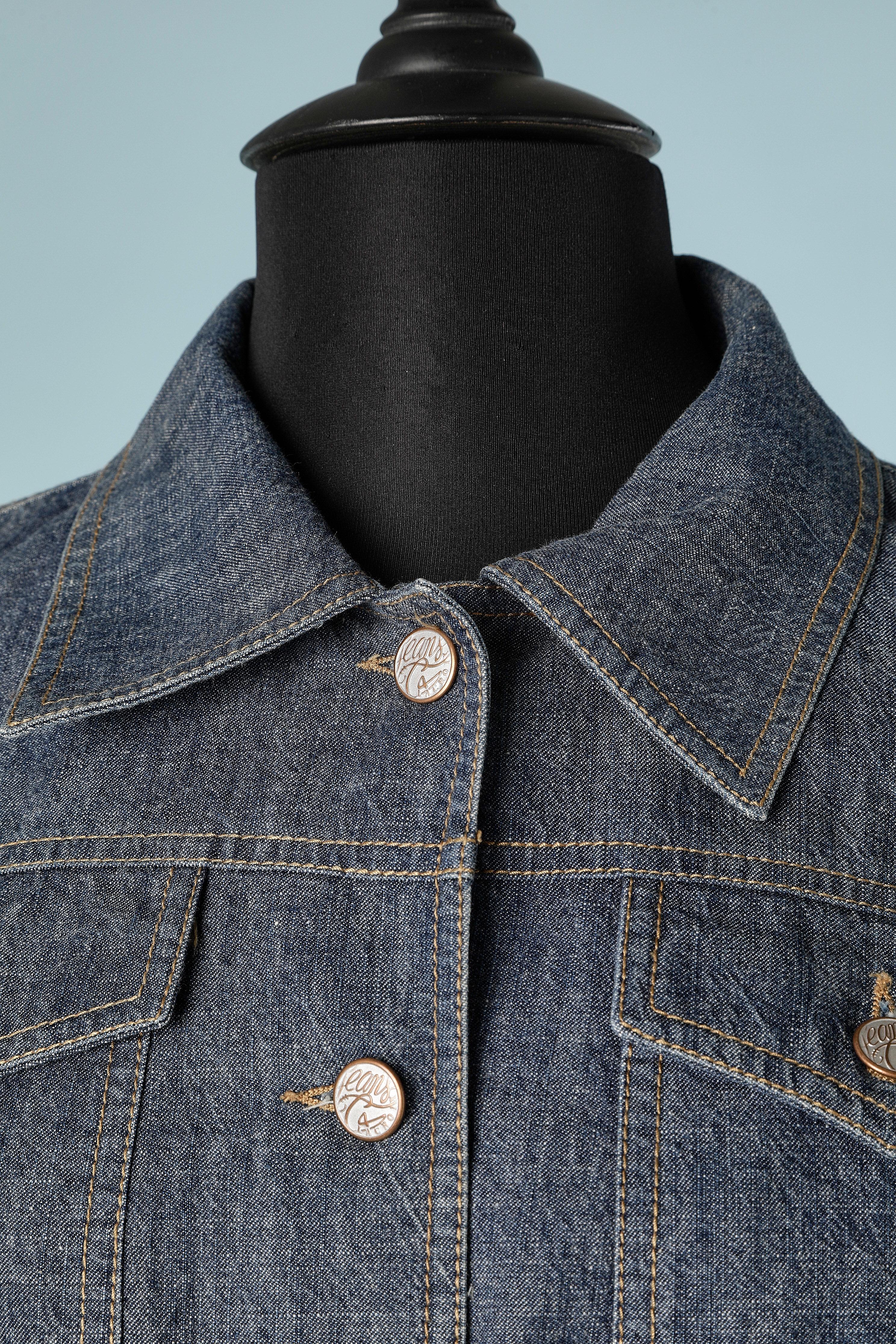Denim jacket with see-through embroideries on the sleeve.Branded buttons.
SIZE 38 (M)
