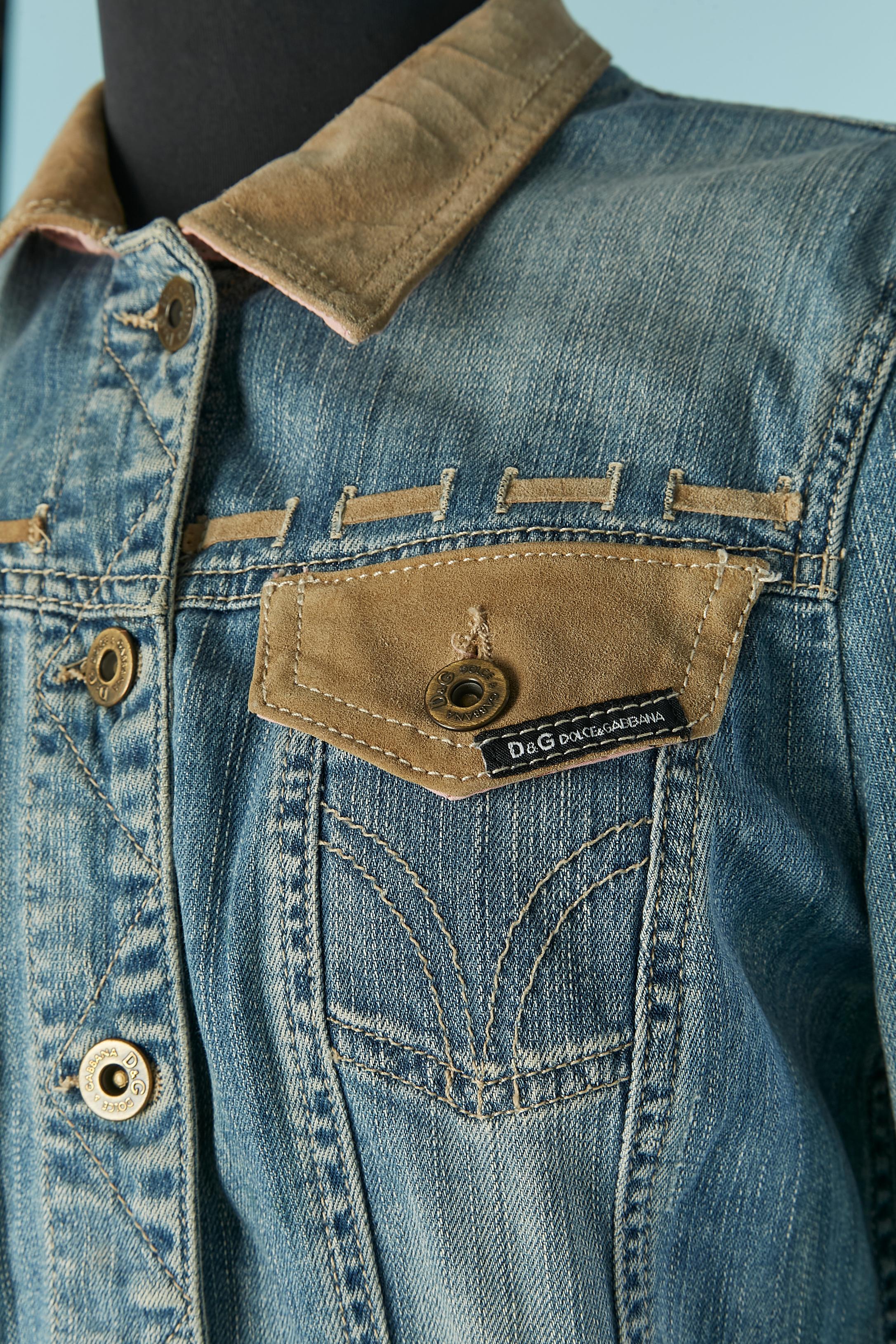 Veste en jean avec détails en daim. Bouton et boutonnière marqués sur le milieu du devant, la poche et la taille. Poche poitrine des deux côtés. Doublure en coton avec impression de fleurs sous le col et à l'intérieur de l'épaule (dos et devant)