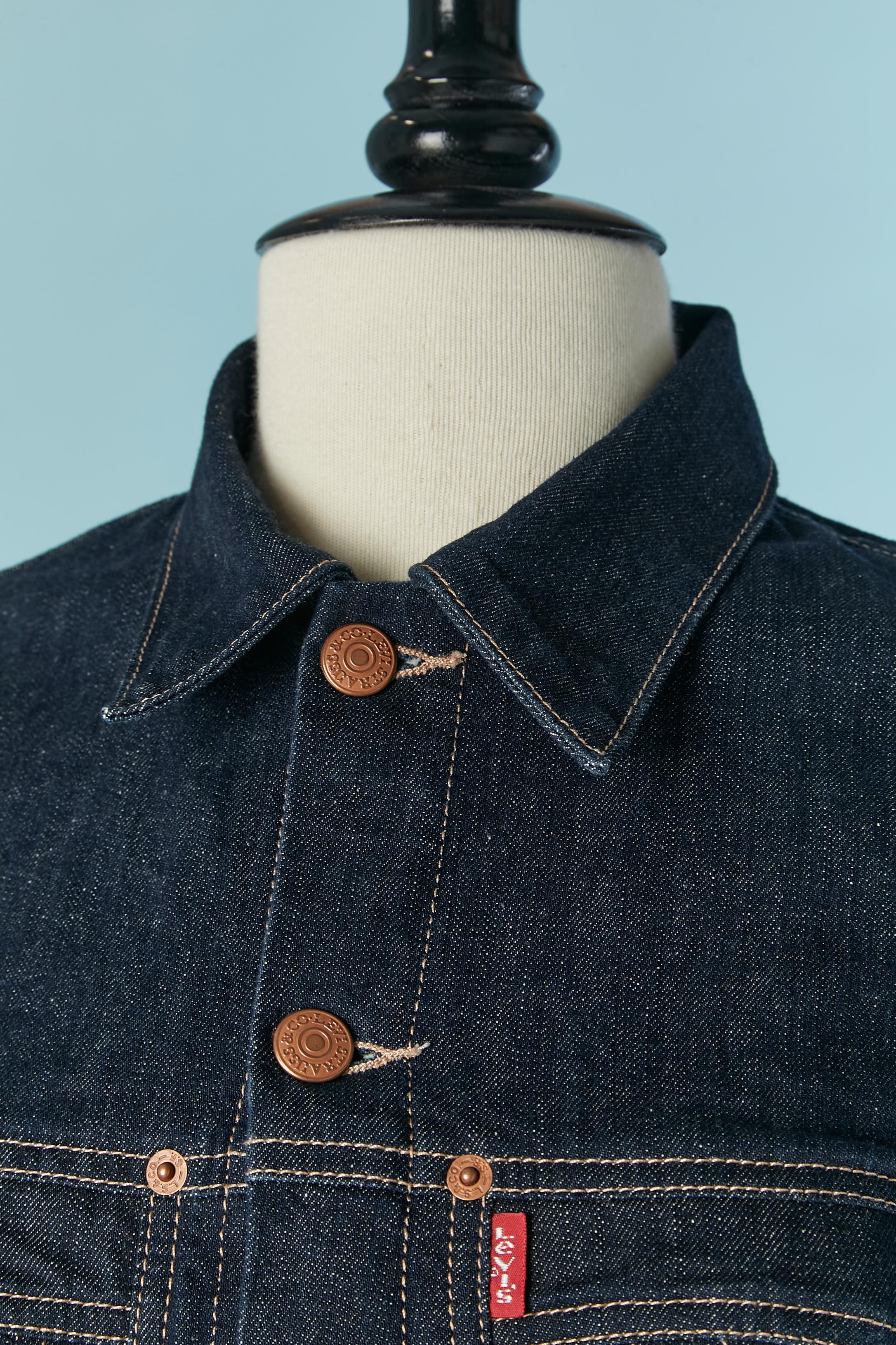 Denim jacket with top-stitched breast and hips. Fabric composition: 98% cotton, 2% elastane. Sheer elastic on the side on the hips. Branded button and buttonhole closure on the middle front and on the side bottom back. 
SIZE 34/ S
