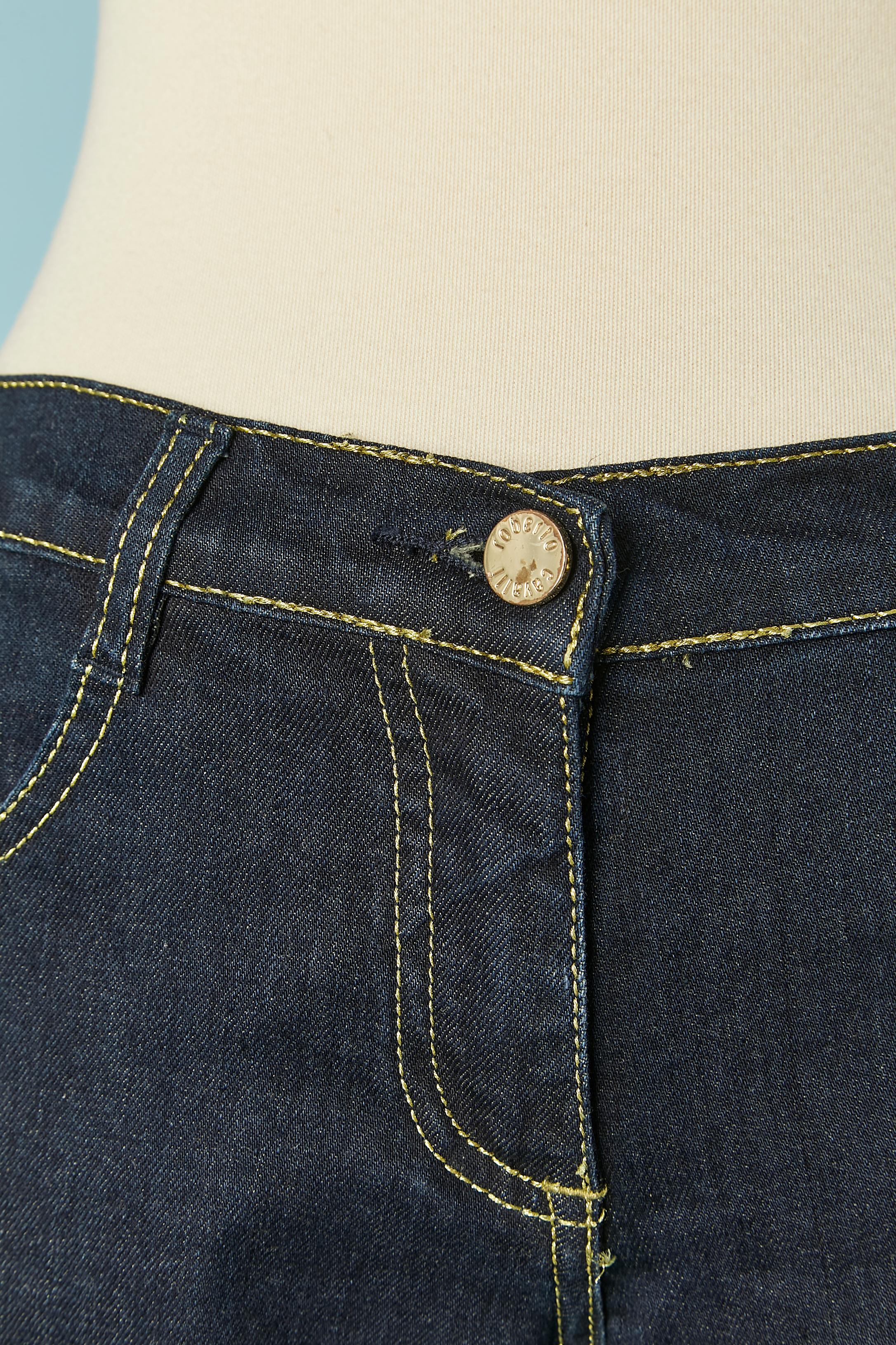 Jean en denim avec surpiqûres en lurex doré et paillettes à la taille. Composition du tissu : 98% coton, 2% stretch. 
Marque brodée sur la poche arrière. 
Taille S sur l'étiquette mais taille M. 