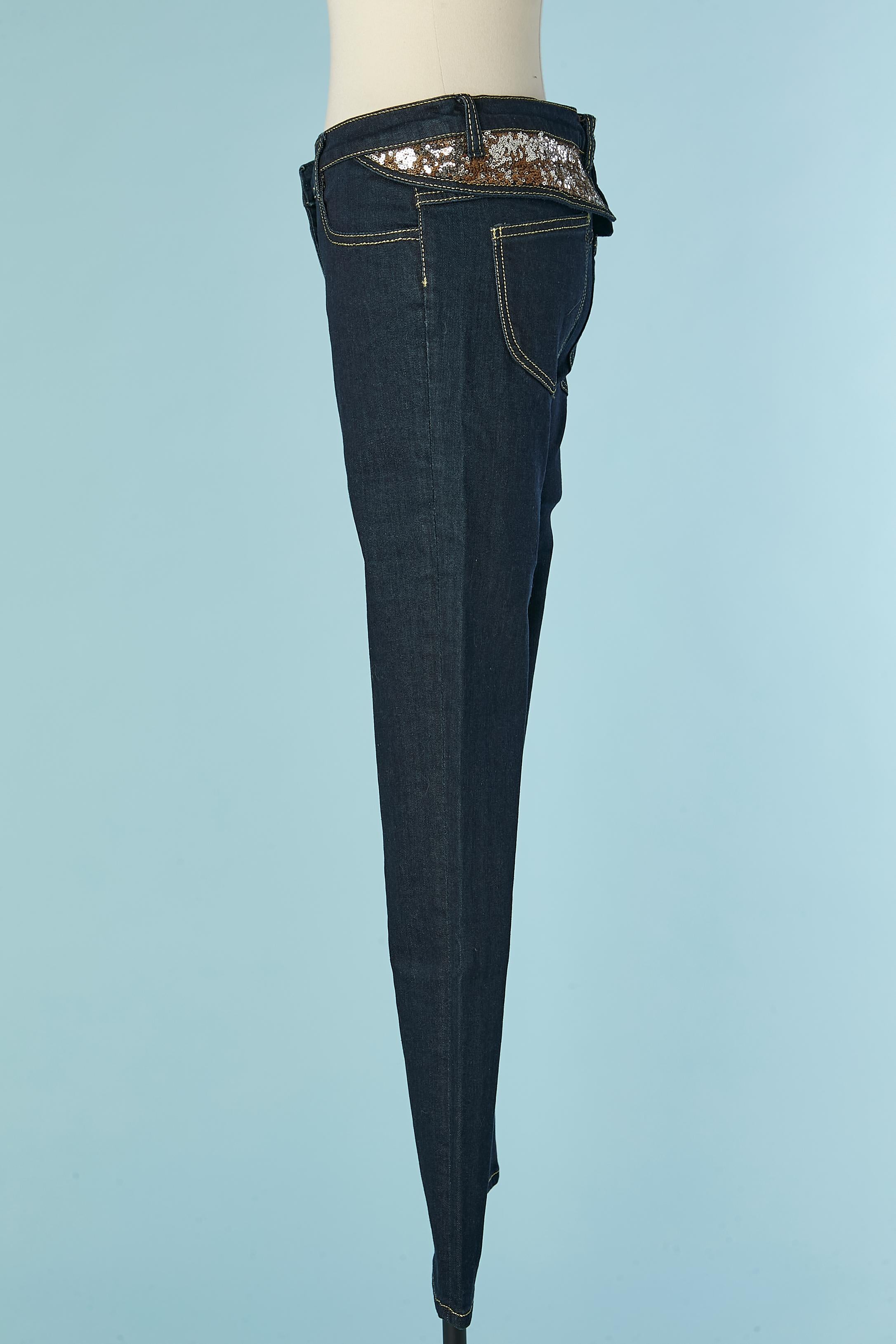 Noir Jean en denim avec surpiqûres en lurex doré et taille à rabat en sequins Roberto Cavalli en vente