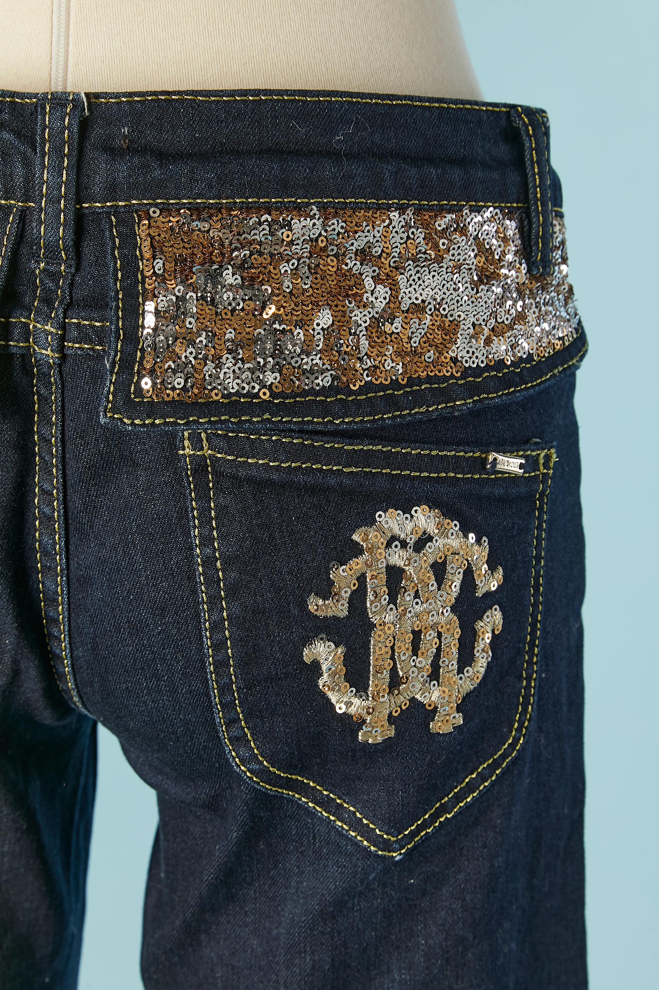Jean en denim avec surpiqûres en lurex doré et taille à rabat en sequins Roberto Cavalli Pour femmes en vente