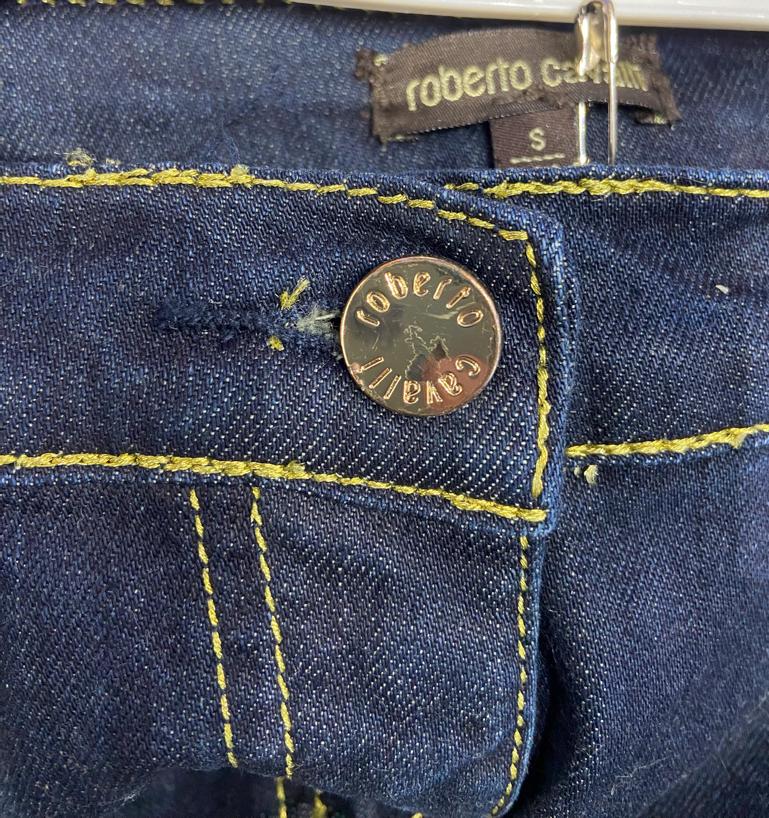 Jean en denim avec surpiqûres en lurex doré et taille à rabat en sequins Roberto Cavalli en vente 2