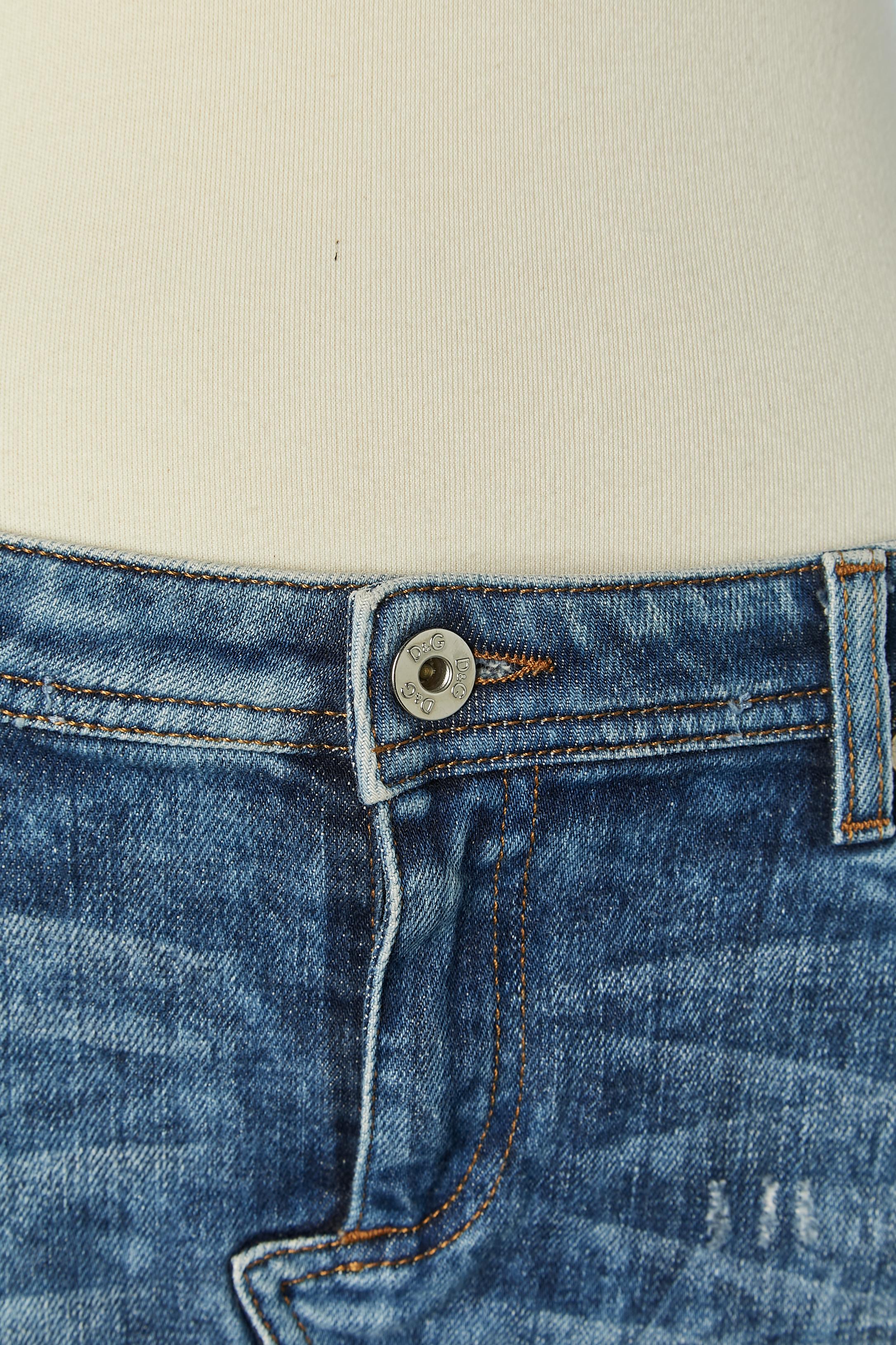 Denim mini skirt with raw edge and fringes. 
Branded button and buttonhole closure on the top middle front + Zip. Branded studs. Pocket on both side and on the back. 
SIZE M / 27
