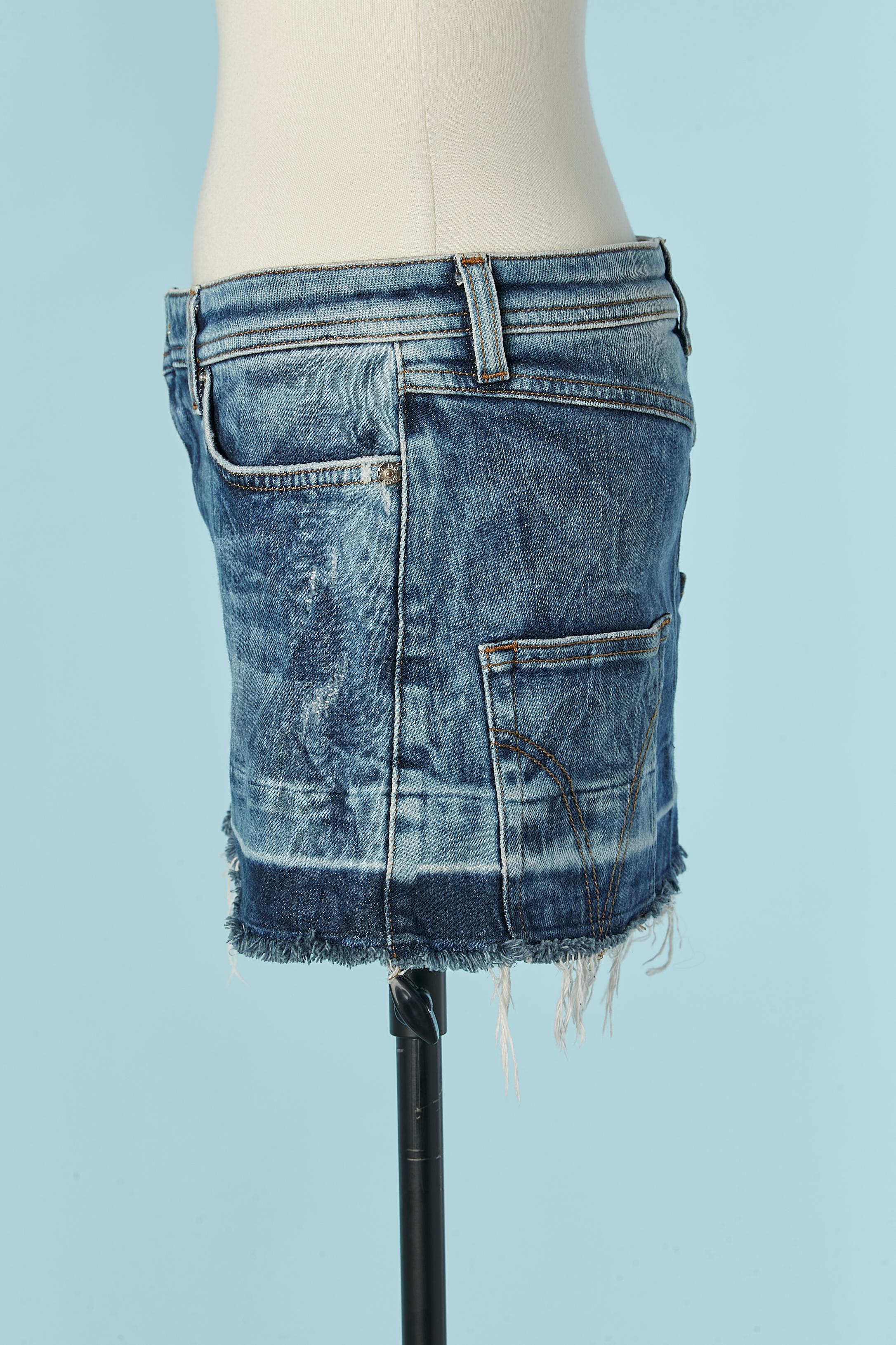Denim mini skirt with raw edge and fringes D&G by Dolce & Gabbana In Excellent Condition For Sale In Saint-Ouen-Sur-Seine, FR