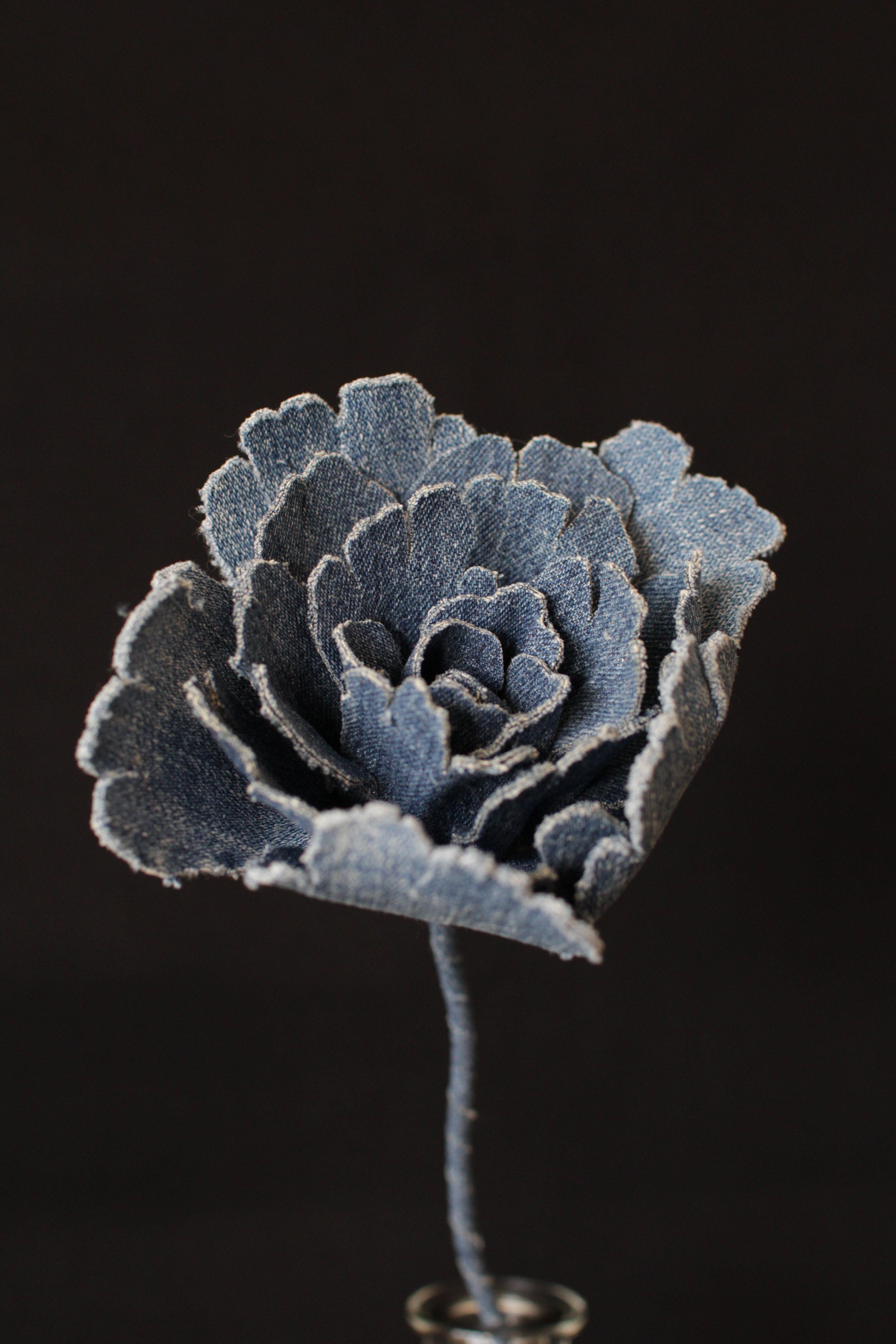 Thick denim flowers made of denim. Each petal is made of a layer of denim, so it has a very massive, and the inside wire allows this flower to be oriented in any direction. It is good to decorate with a single flower in a vase. Good for wall