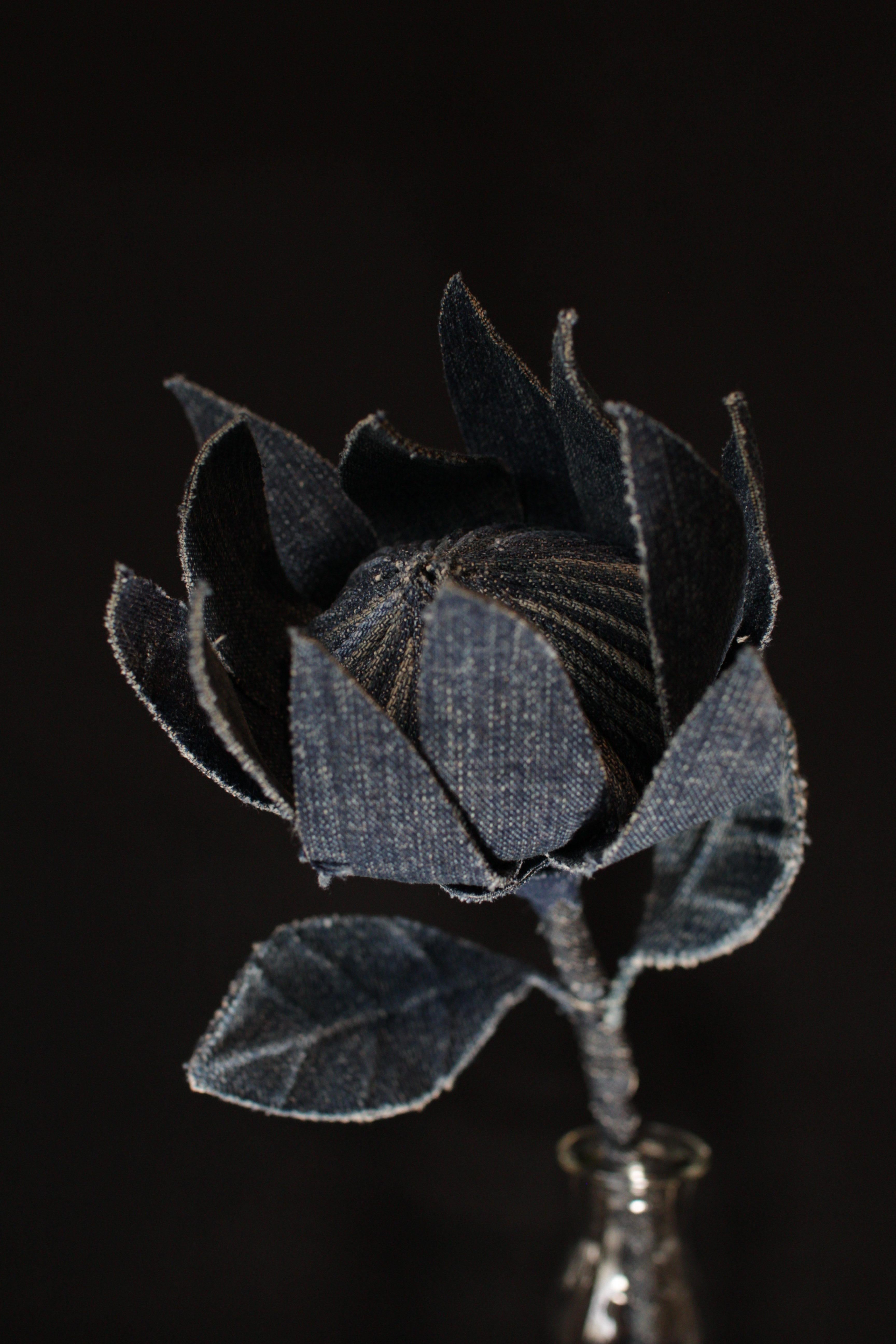 Thick denim flowers made of denim. Each petal is made of a layer of denim, so it has a very massive, and the inside wire allows this flower to be oriented in any direction. It is good to decorate with a single flower in a vase. Good for wall
