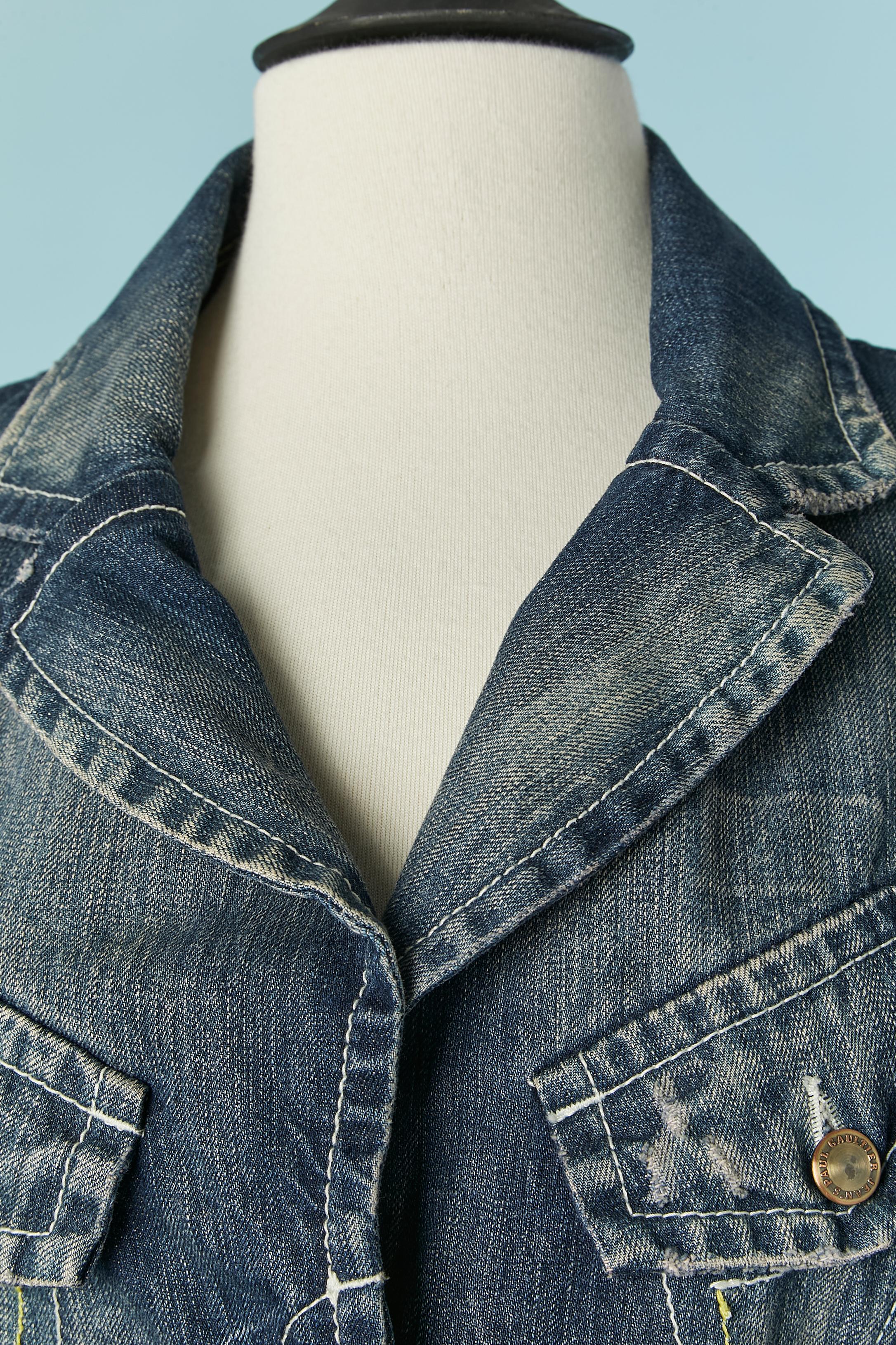 Denim single breasted jacket . Fabric composition: 100% cotton. Branded button closure an buttonhole on the middle front, pocket and cuffs.Pocket on both side . Cut-work and top-stitching. Belt-loop.
SIZE 42 (It) 38 (Fr) 6 (Us) S 