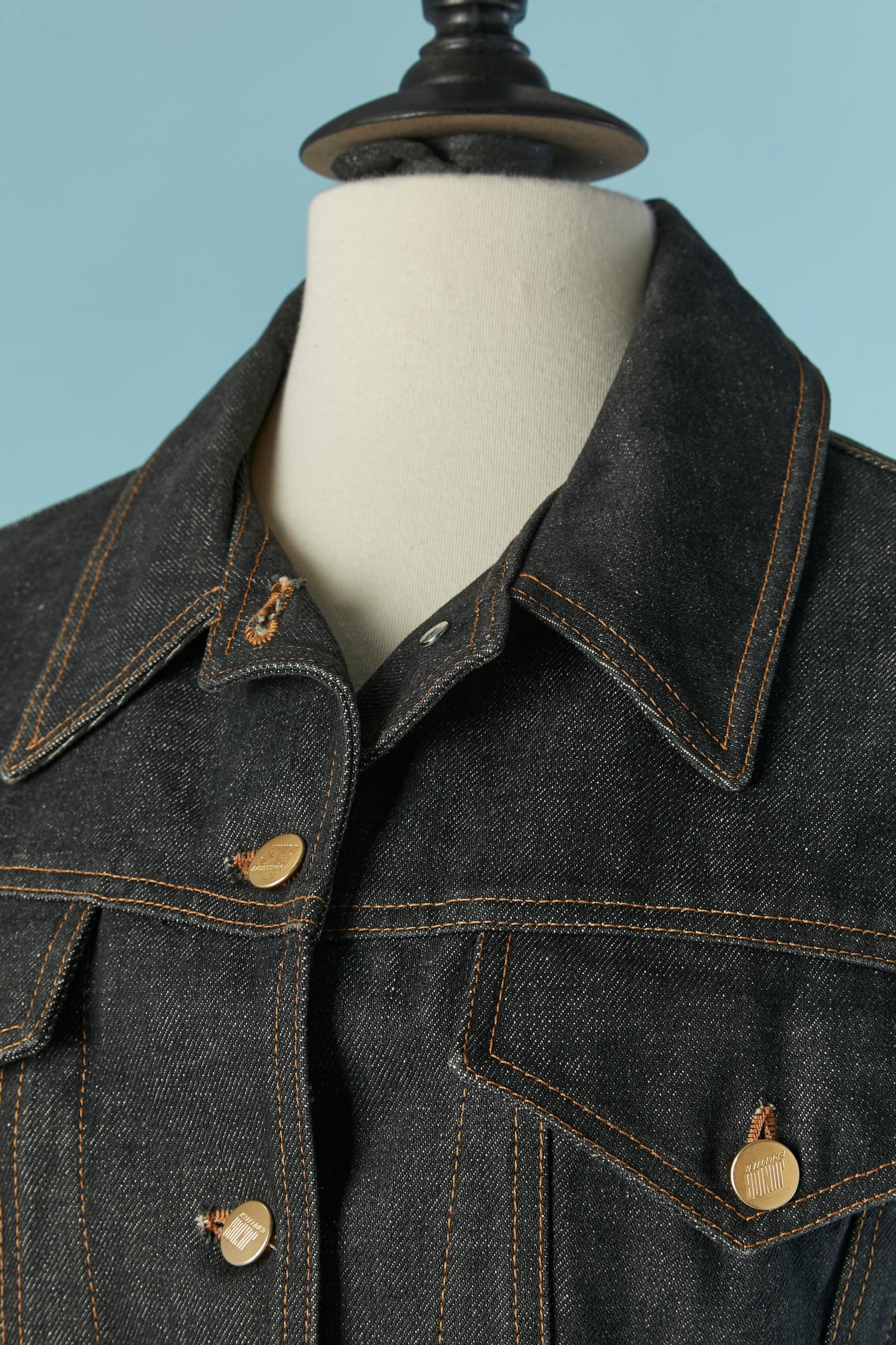 Veste sans manches en denim avec lacets dans le dos. Bouton et boutonnière marqués sur le milieu du devant. Poches sur la poitrine. Réglable grâce aux lacets dans le dos et à la bride avec bouton et boutonnière sur le côté du bord inférieur. 
TAILLE