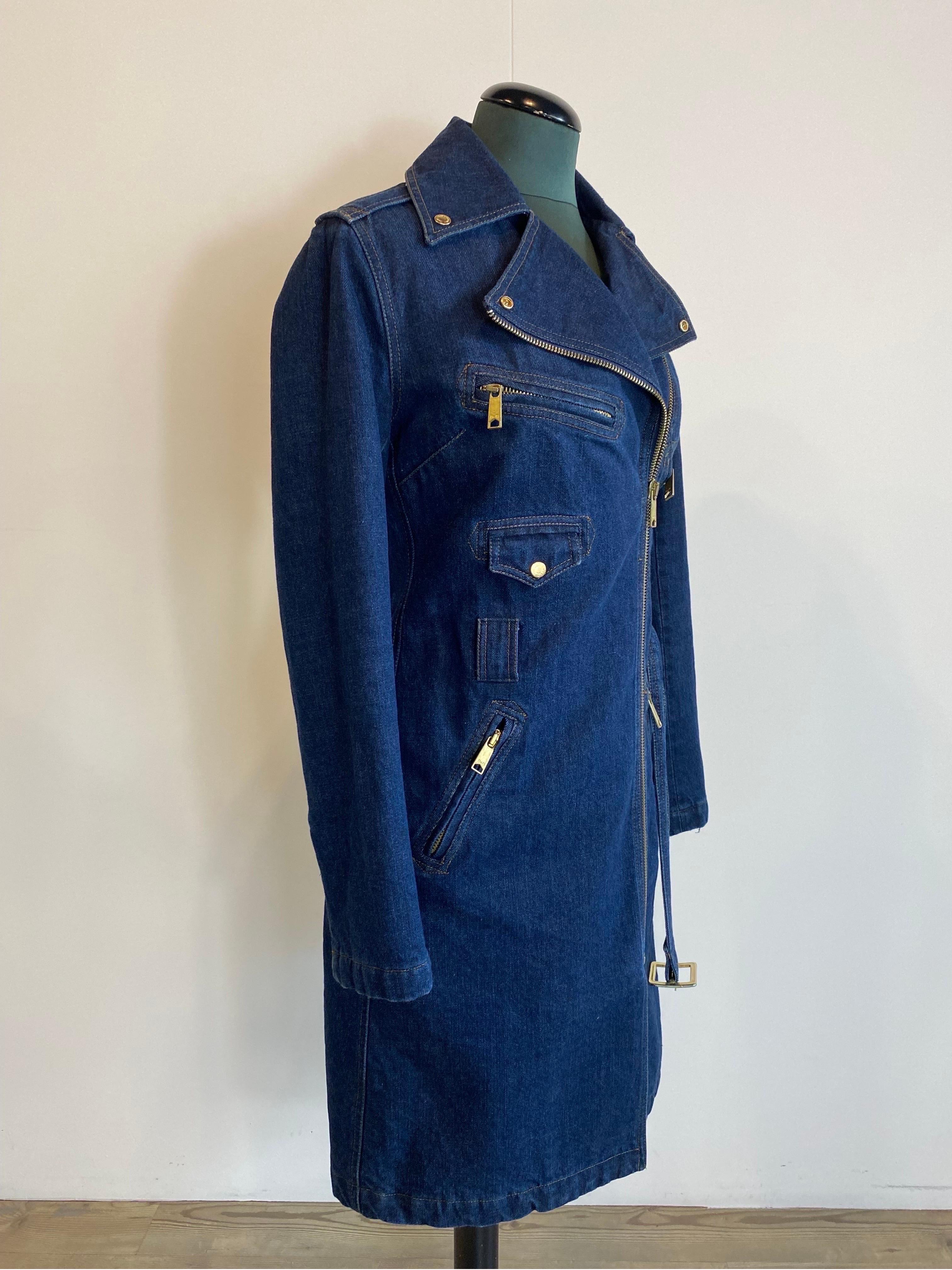 Cazadora vaquera Dolce & Gabbana 
Modelo de trinchera. Biker chic.
Herrajes dorados y ligeramente oxidados.
En algodón. Forrado. Forro con motivos de cinturones.
Talla internacional XS.
Hombros 38.
Busto 42.
Longitud 106.
Manga 52.
Buen estado