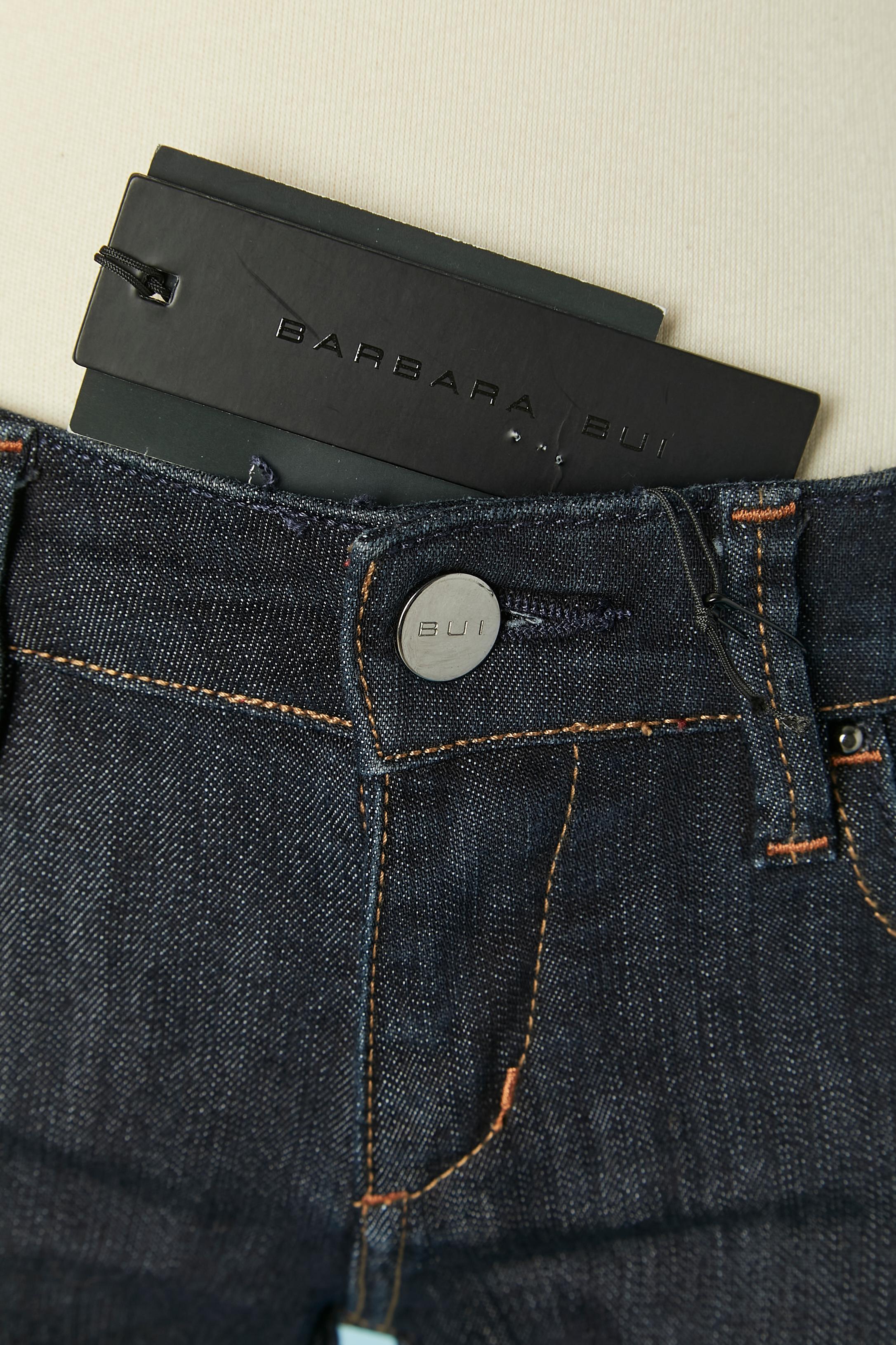 Pantalon en denim. Composition du tissu : 80% coton, 20% élasthanne. 
Fermeture par bouton, boutonnière et fermeture à glissière. Poche sur les deux côtés + au dos. 
TAILLE 25 / M-ONE 
