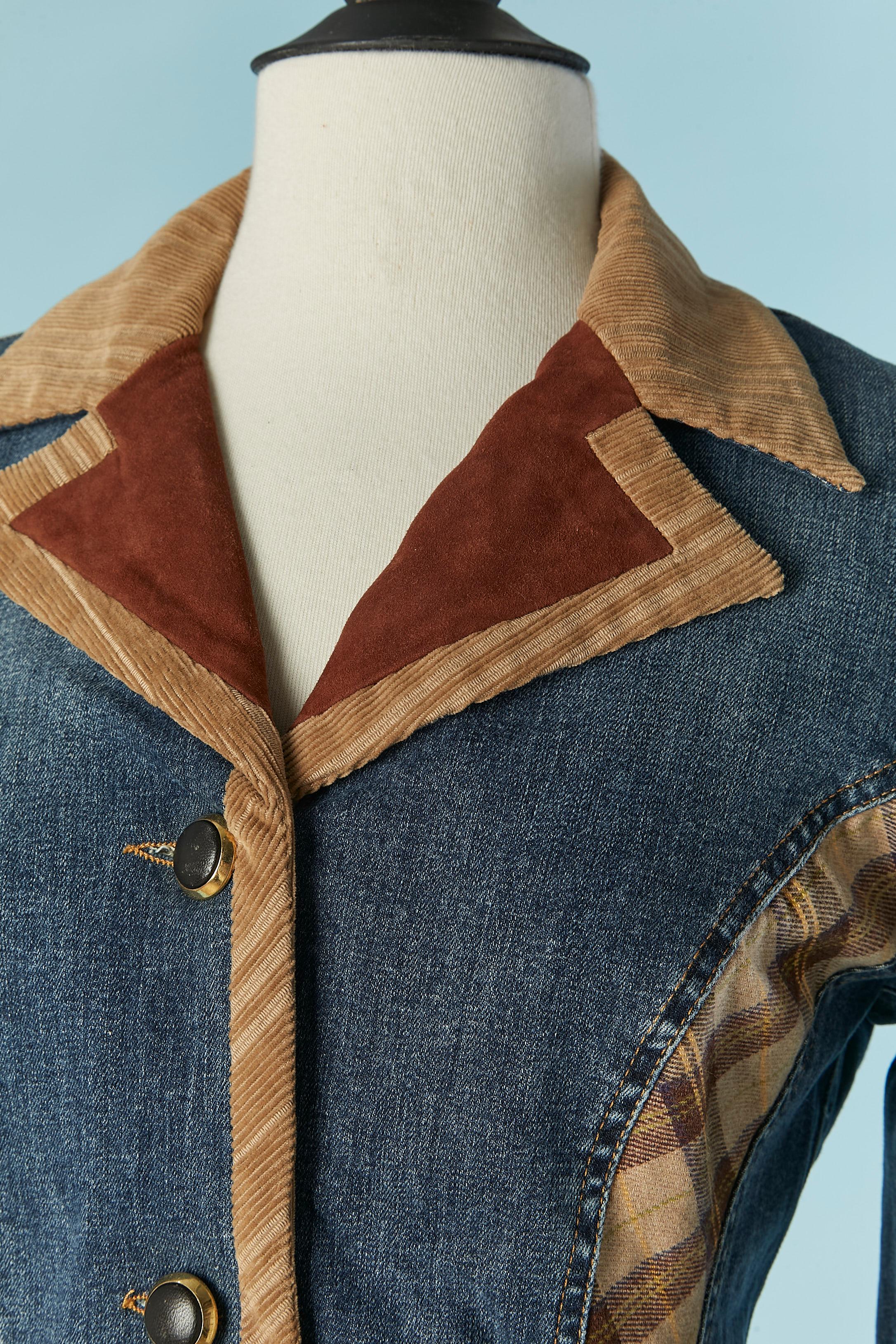 Einreihige Jacke aus Denim, Wolle und Wildleder. Bedruckt Zusammensetzung des Futters: Acetat und Polyester. 
Lederknopf (mit kleinen Kratzern) und Knopflochverschluss in der vorderen Mitte. Taschen auf beiden Seiten mit Markenknopf und