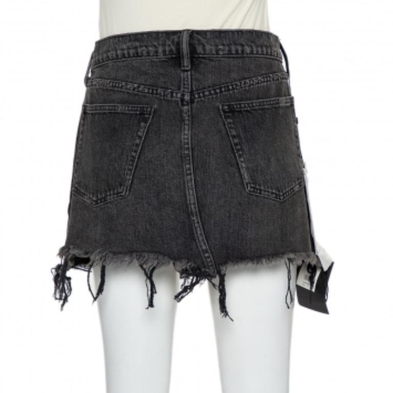 This Denim X Alexander Wang mini skirt is a staple piece from the label! This denim skirt can be styled with a host of outfits and comes in charcoal grey shade. The creation is detailed with a distressed effect and is frayed at the hemline.