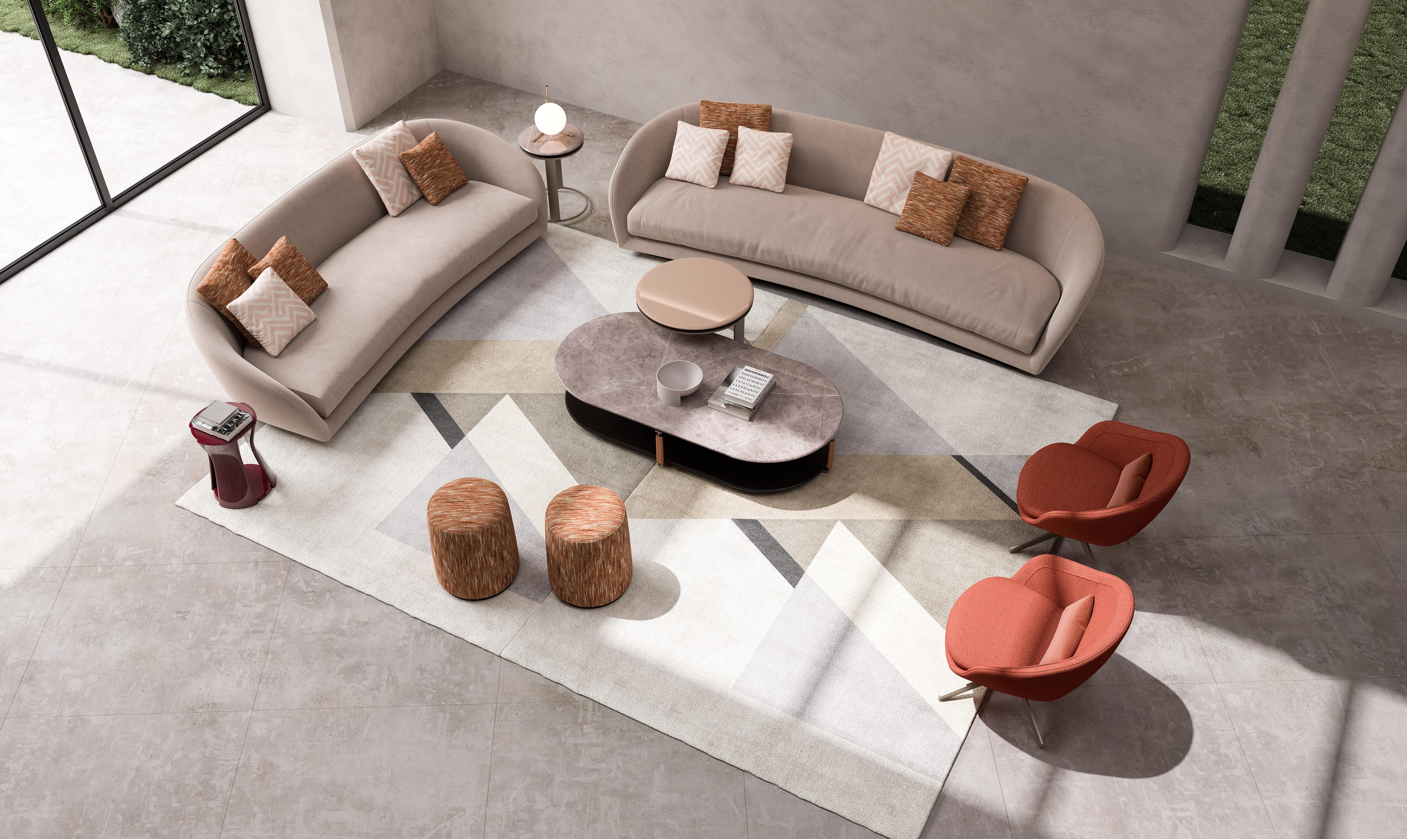 Cette table d'appoint à trois pieds présente un design épuré et moderne, avec un plateau disponible soit en marbre luxueux, proposé en plusieurs types, soit en finition laquée raffinée. La structure métallique robuste assure la stabilité et