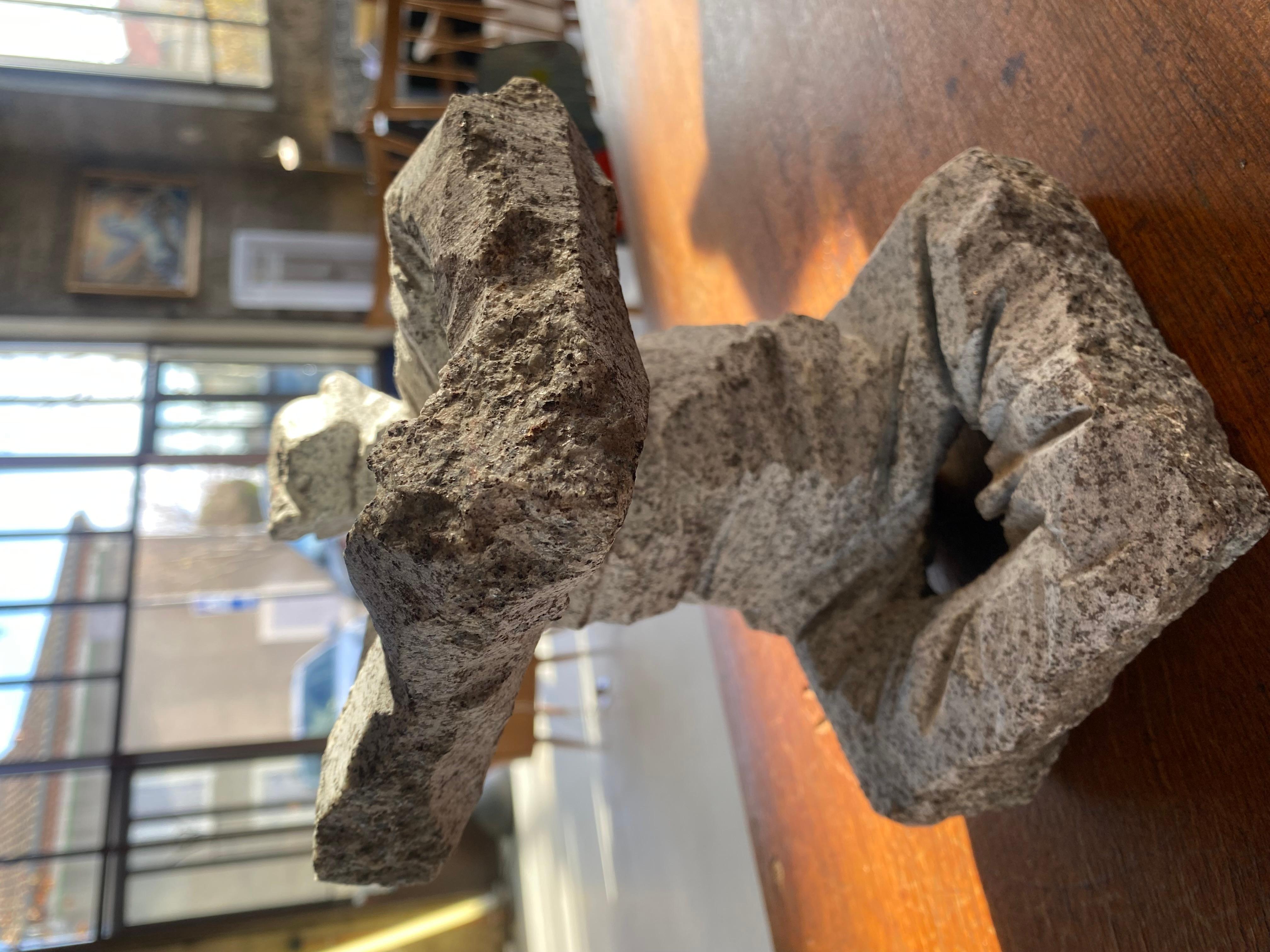 Denis Monfleur
L'Angelo
Scultura in granito.
2021
H. H. 22 x L. 18 x P. 15 cm.
3500 euro
Nato a Périgueux nel 1962, Denis Monfleur divide il suo tempo tra il suo studio a Fontenay-sous-Bois, vicino a Parigi, e il suo studio in Dordogna. È uno degli