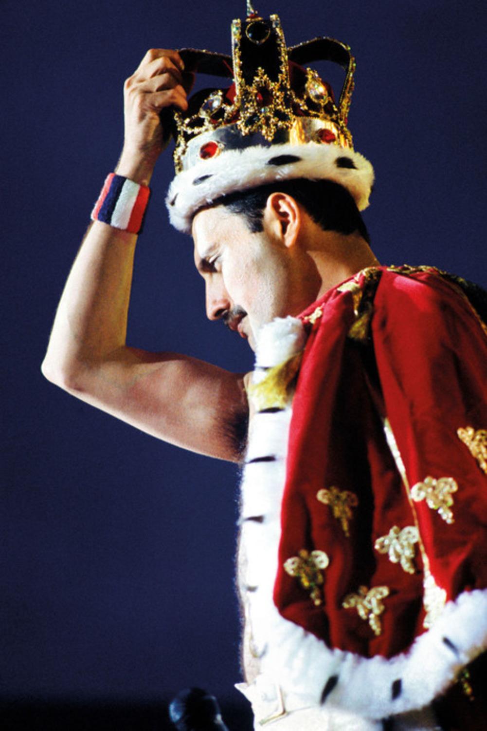 "Freddie Mercury von Queen
auf der Bühne, 1986".

Auf Bestellung gedruckt auf Hahnemühle Photo Rag 308gsm Fine Art Paper von einer Hahnemühle-zertifizierten Druckerei in London

Alle verfügbaren Größen und Ausgaben:
20" x 16" 
24" x 20" 
40" x 30"