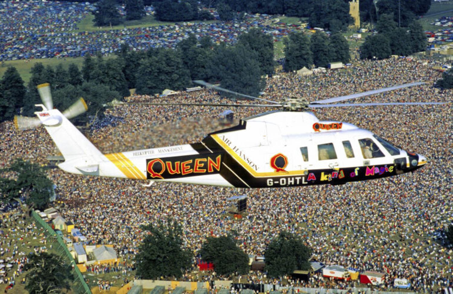 "La reina llega a Knebworth en
helicóptero, 9 de agosto de 1986.
Este fue el último
actuación con Queen".

Impreso por encargo en papel Hahnemühle Photo Rag 308gsm Fine Art por un impresor certificado por Hahnemühle en Londres

Todos los tamaños y