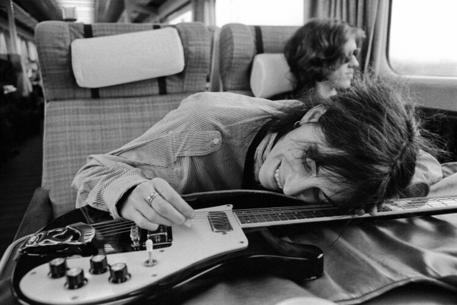 Patti Smith in einem Zug in Großbritannien, 1978.

Auf Bestellung gedruckt auf Hahnemühle Photo Rag 308gsm Fine Art Paper von einer Hahnemühle-zertifizierten Druckerei in London

Alle verfügbaren Größen und Ausgaben:
16" x 20" 
20" x 24" 
30" x 40"